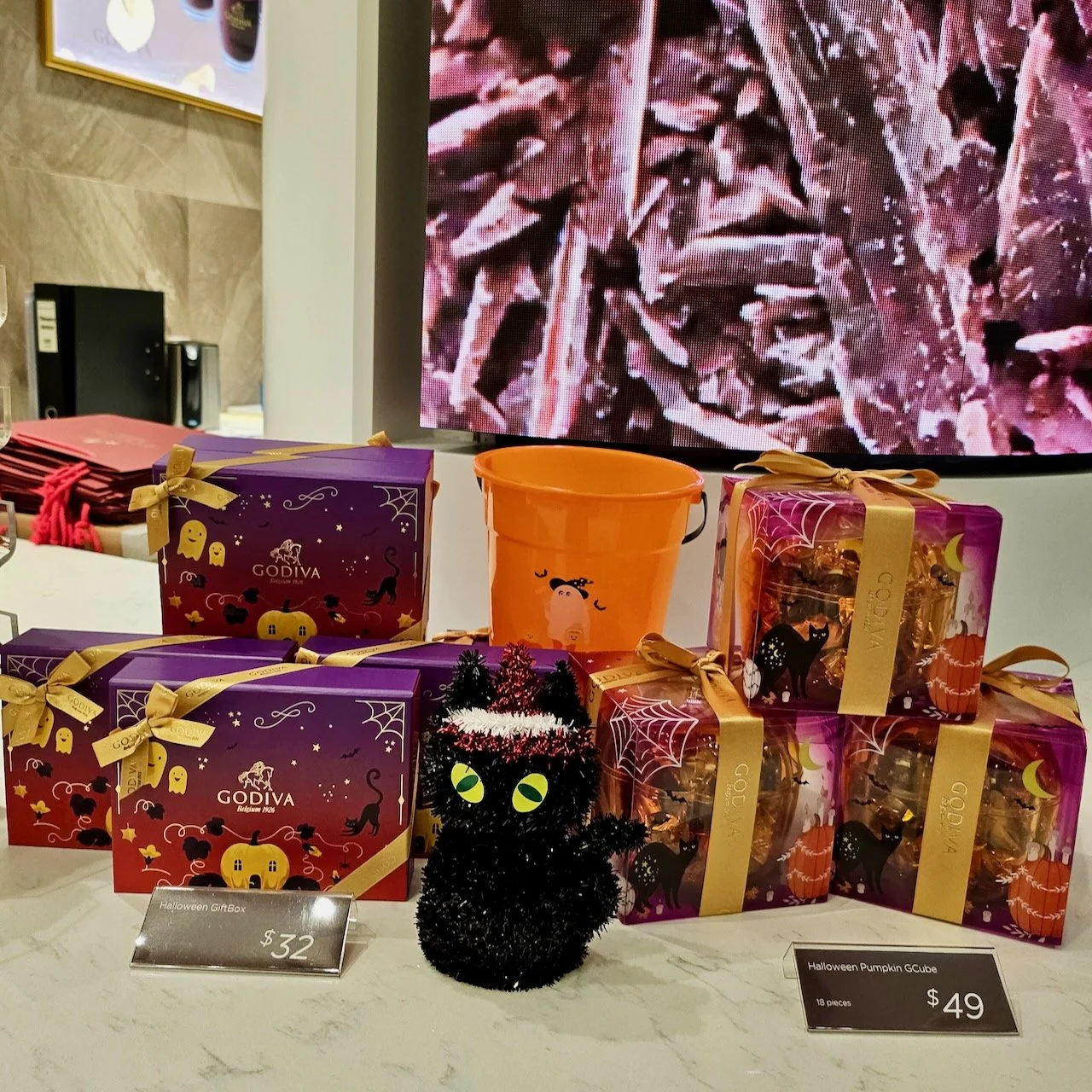 GODIVA Jewel - 1 of 6.jpeg