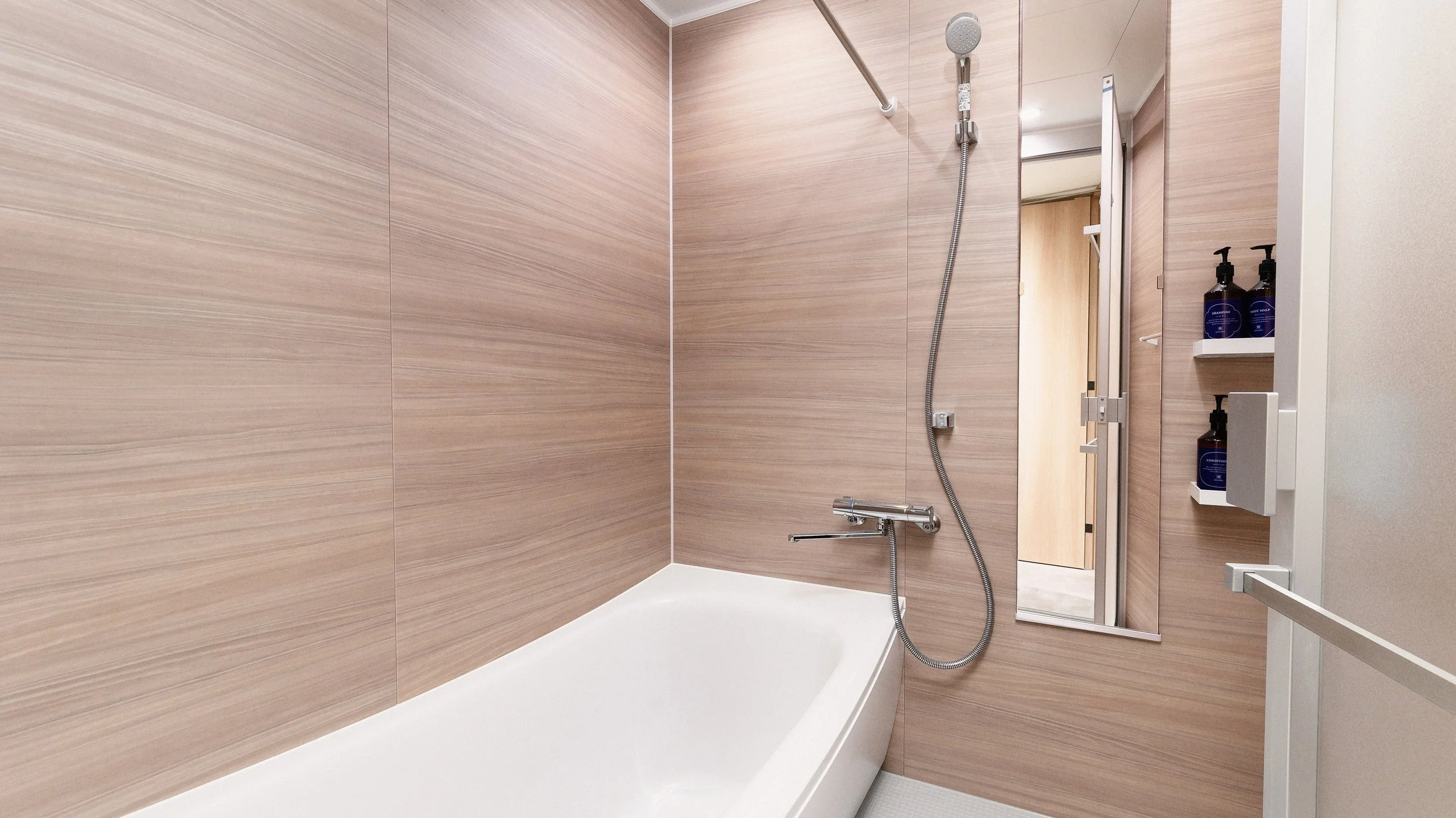 Bathroom_01_169s.jpg
