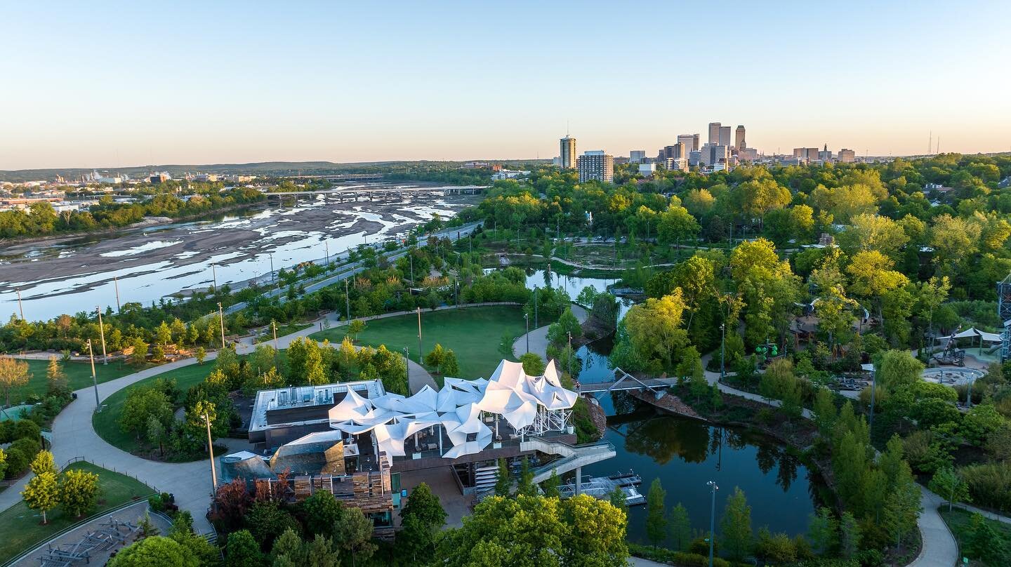 One of the most gorgeous places in Tulsa. The Gathering Place (@gathertulsa) this morning, and night
.
.
.
.
.
#gatheringplace #gatheringplacetulsa #tulsa #oklahoma #nature #sunrise #sunset #drone #mavic3pro