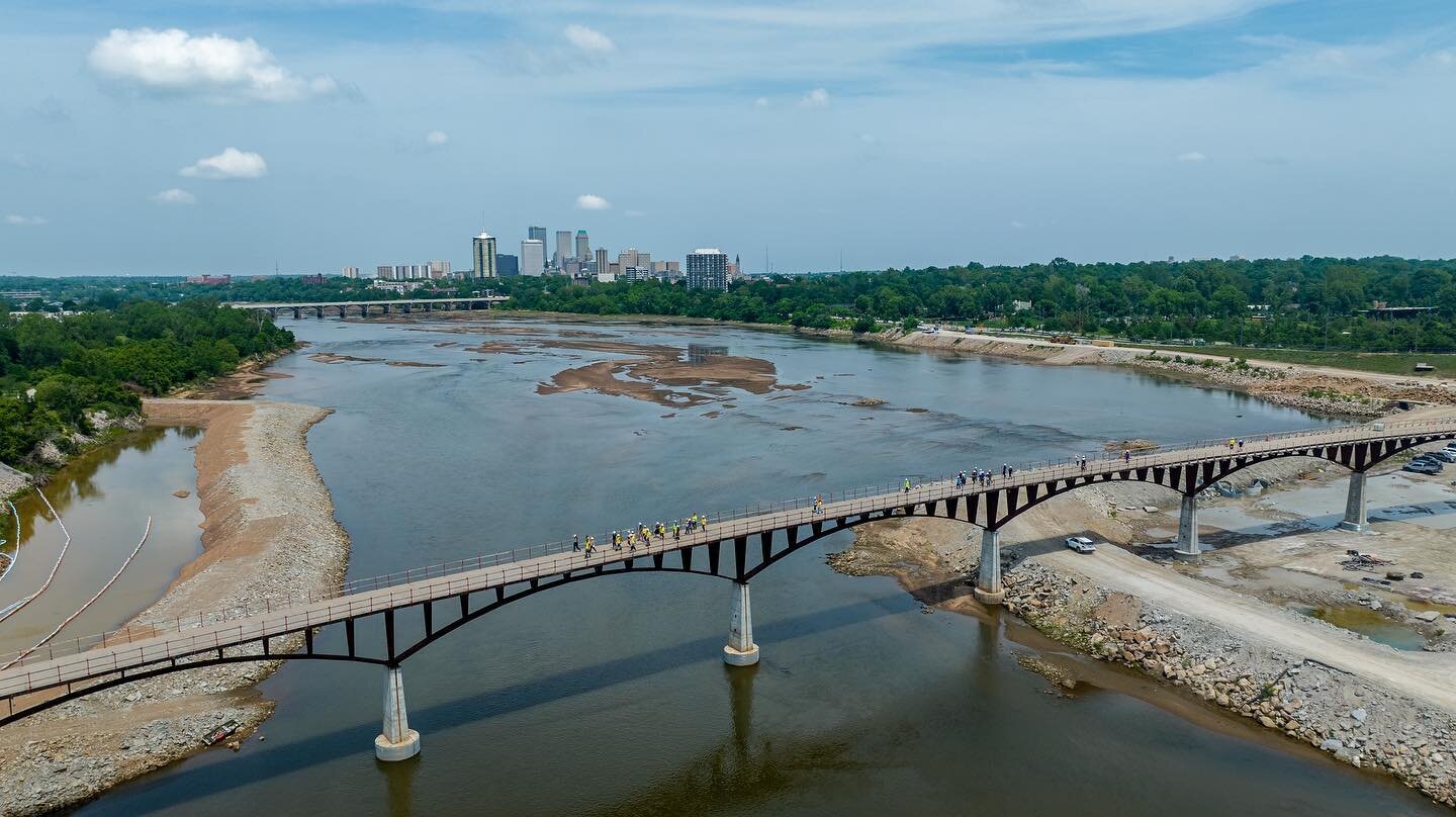 The new pedestrian bridge in Tulsa (Williams Crossing) is coming along nicely! I've never seen people walk on it till today. Can't wait to see it finally open in the future
.
.
.
.
.
#tulsa #oklahoma #drone #pedestrianbridge #williamscrossing #gather