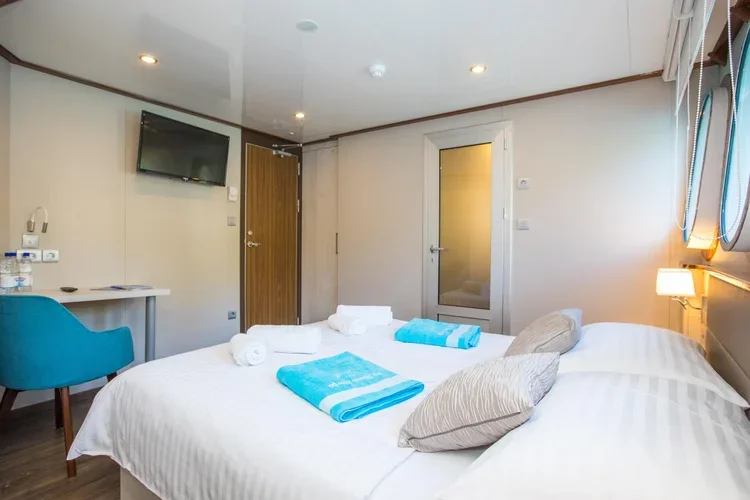 Boutique+Tours+&+Travel+Mama+Marija+main+cabin.webp (Copy)