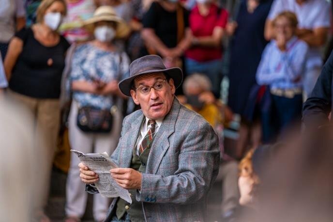 Straßentheaterkünstler Adrian Schvarzstein, eine der wichtigsten Persönlichkeiten der internationalen Theaterszene