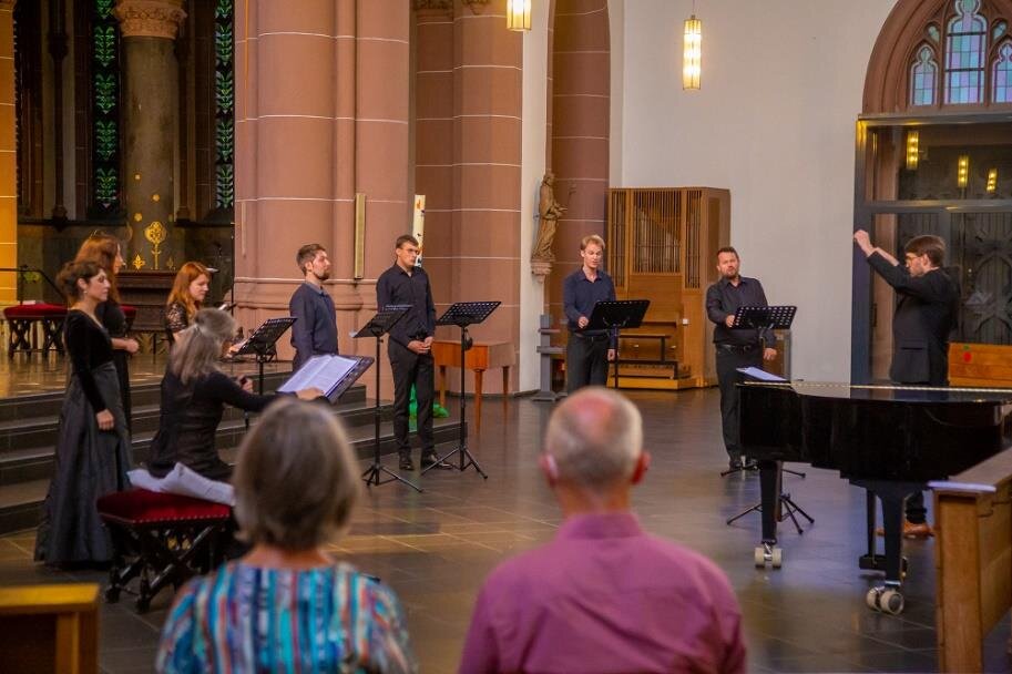 Cantus Novus Köln unter Matthias Bartsch interpretierte das A-capella-Chorstück „Nobilitas Hominis“ in St. Agnes