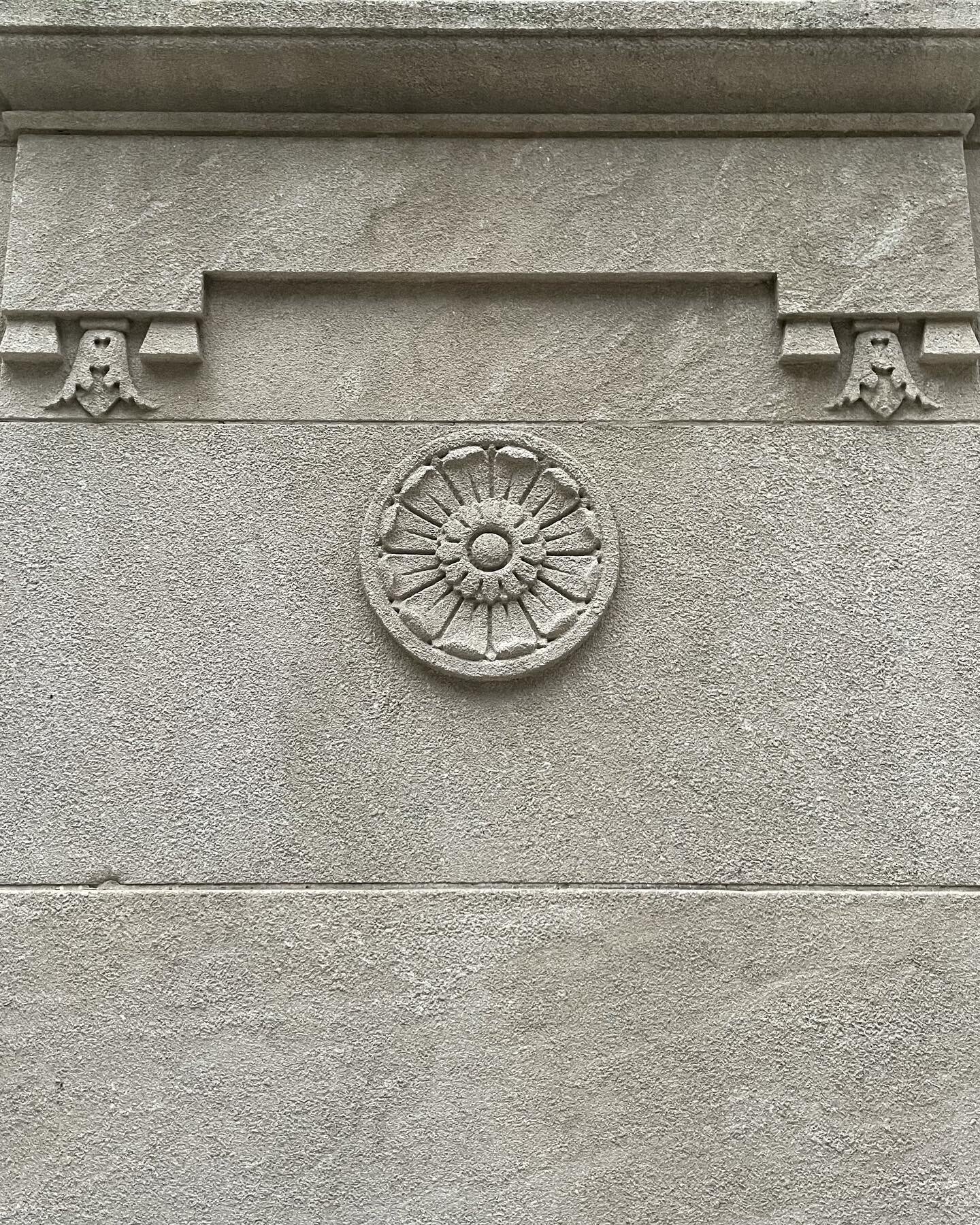 Perfectly placed rosette on the facade of a Sutton Place townhome. 

.
.
.
.

#Architecture #facade #limestone #rosette #details #construction #building #design #elegant #homedesign #inspiration #decoration #decor #style #aesthetic