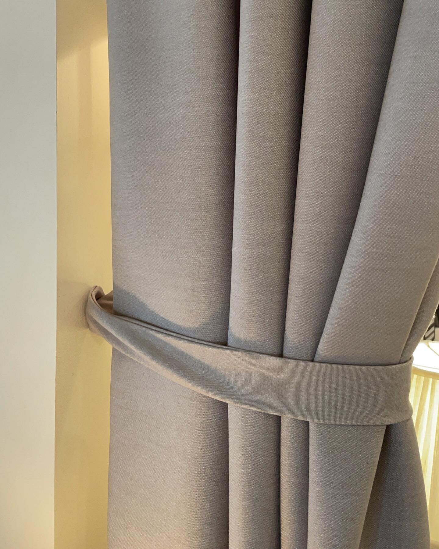 Beautiful simple tie back - it&rsquo;s all in the details&hellip; 

.
.
.

#interiors #windowtreatments #drapery #simplicity #elegance #curtains #livingroominspo #decoratingideas #decor #concept #streamlined #calm #interiorsinspo #inspiration #beauty