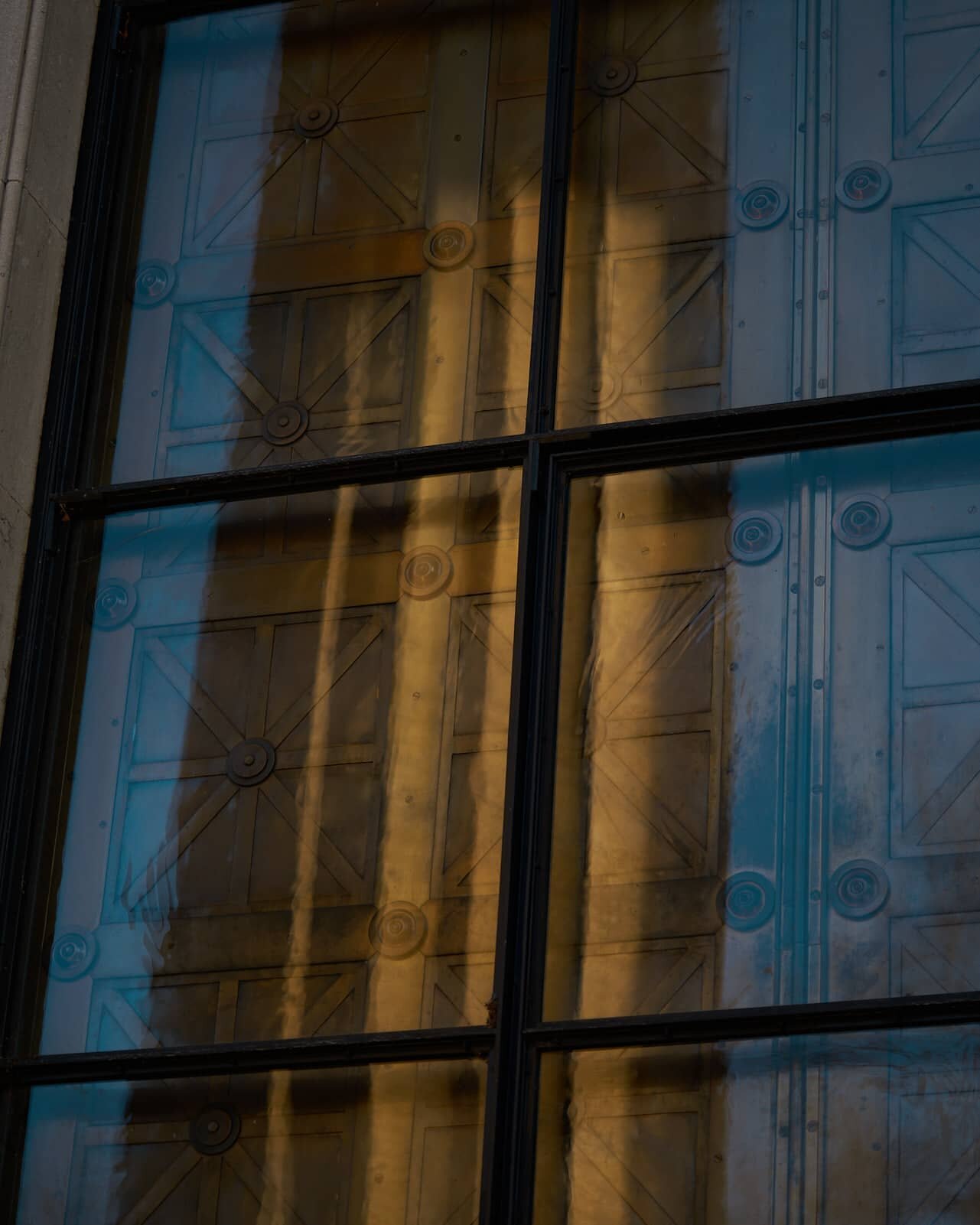 [reflection]
&bull;
&bull;
&bull;
#architecture #architecturephotos #detailphotography #walhalla #walhallaregensburg #windowreflection #moodlight #eveninglight #photographs #regebsburg #bavaria #munich