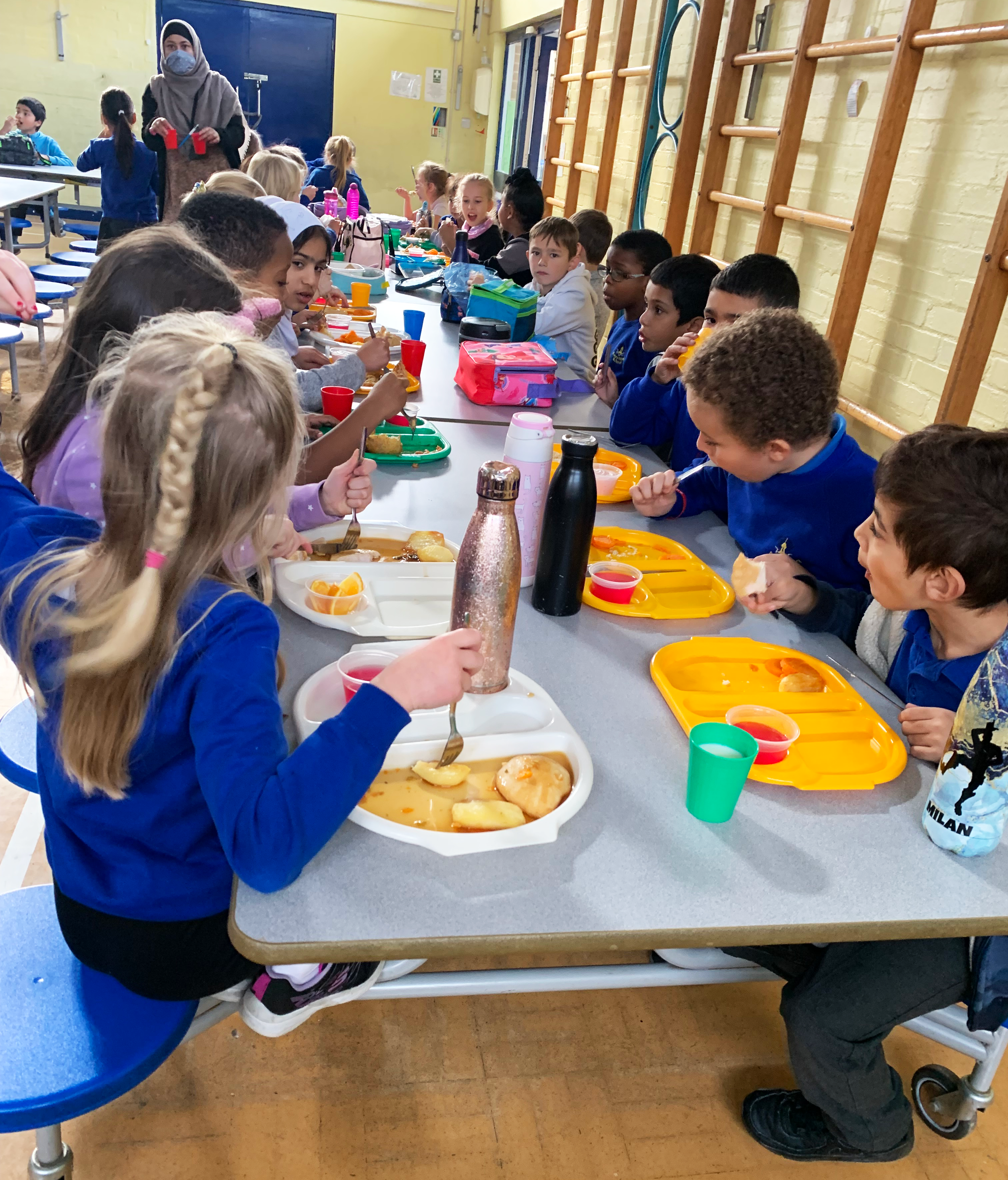 Children at Swaythling eating lunch.png