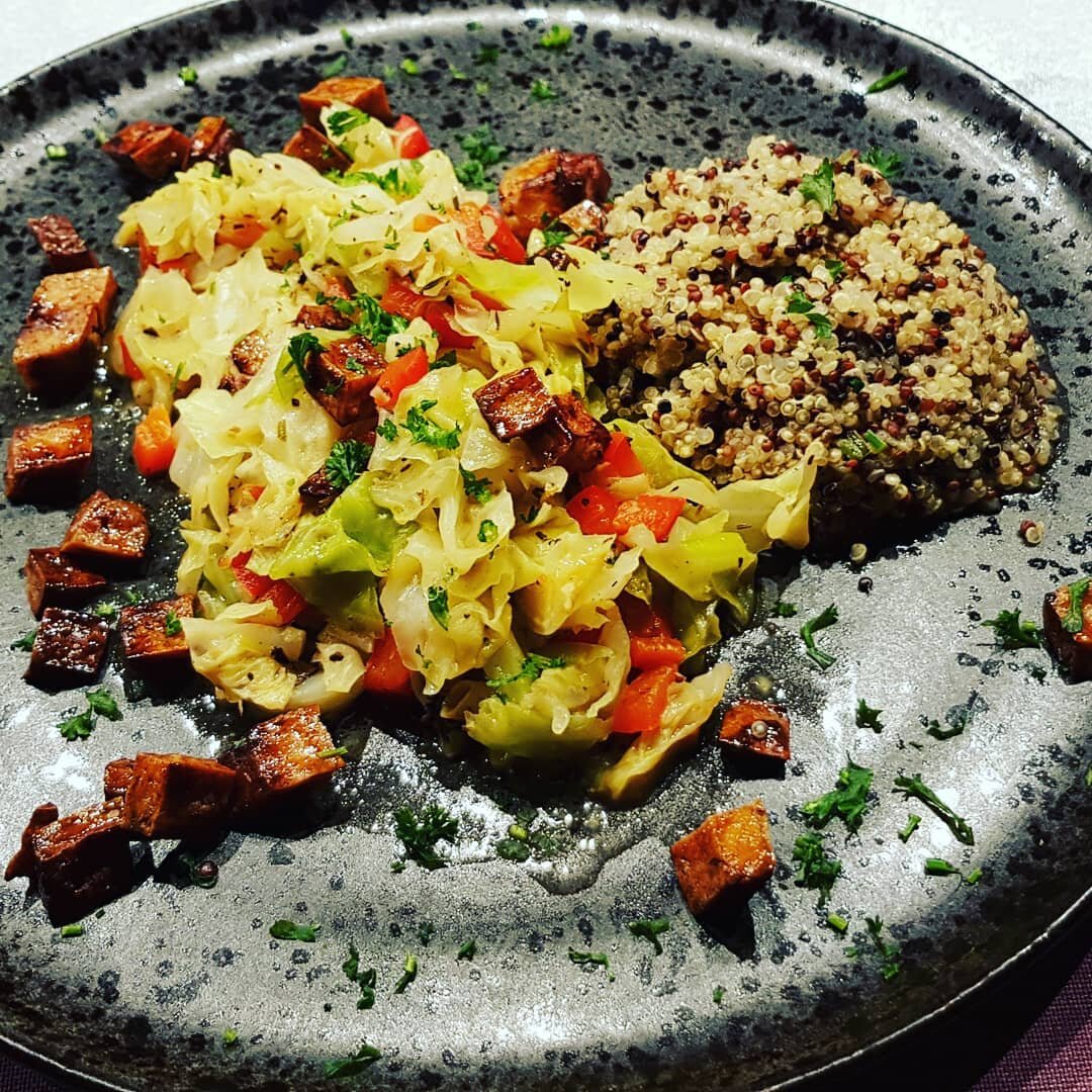 Spitzkohl mit Peperoni und knusprigen Tofuw&uuml;rfel, dazu Quinoa
#tofu #spitzkohl #gem&uuml;se #peperoni #vegan #leaskochkunst #vegandurchdentag #kochevents #kochkurse #frischgekocht #quinoa #pseudogetreide #kokosmilch