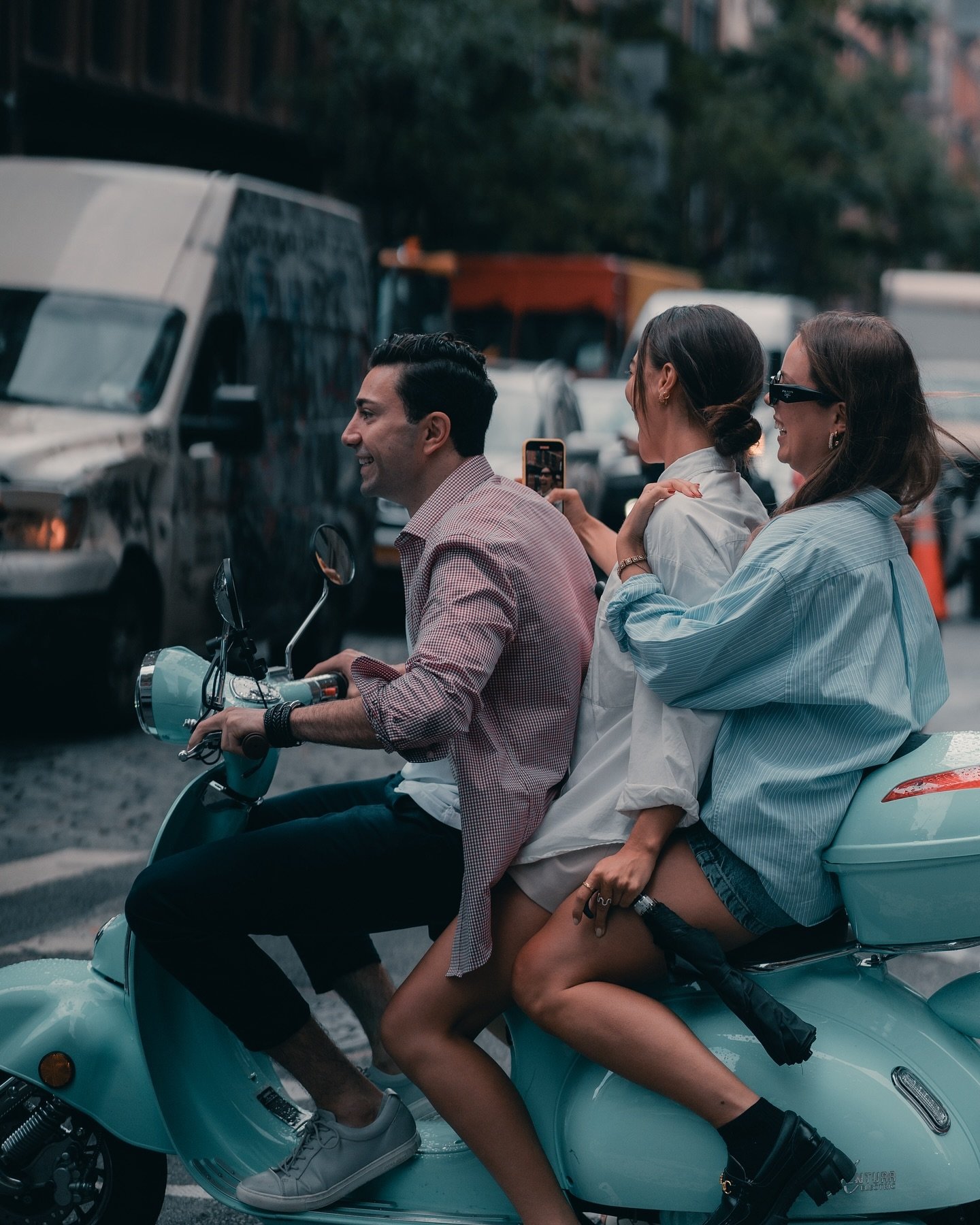 La vita e bella en NY
&bull;
&bull;
📷 @sonyalpha A7iii + @viltrox.official 85mm
&bull;
&bull;
#rawurbanshots 
#streetfinder 
#streetmagazines 
#streets_unseen 
#streetleaks 
#capturestreets 
#untoldstreets 
#rsa_streetview 
#_streetstock 
#opticalwa