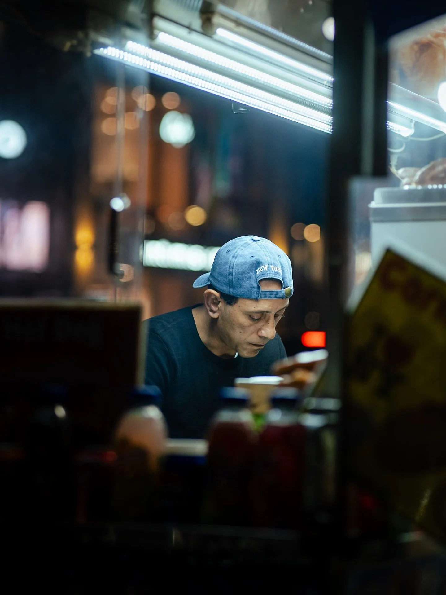 Street food
&bull;
&bull;
📷 @sonyalpha A7iii + @samyangbenelux 35-150 &amp; @viltrox.eu 85mm
&bull;
&bull;
#rawurbanshots 
#streetfinder 
#streetmagazines 
#streets_unseen 
#streetleaks 
#capturestreets 
#untoldstreets 
#rsa_streetview 
#_streetstoc