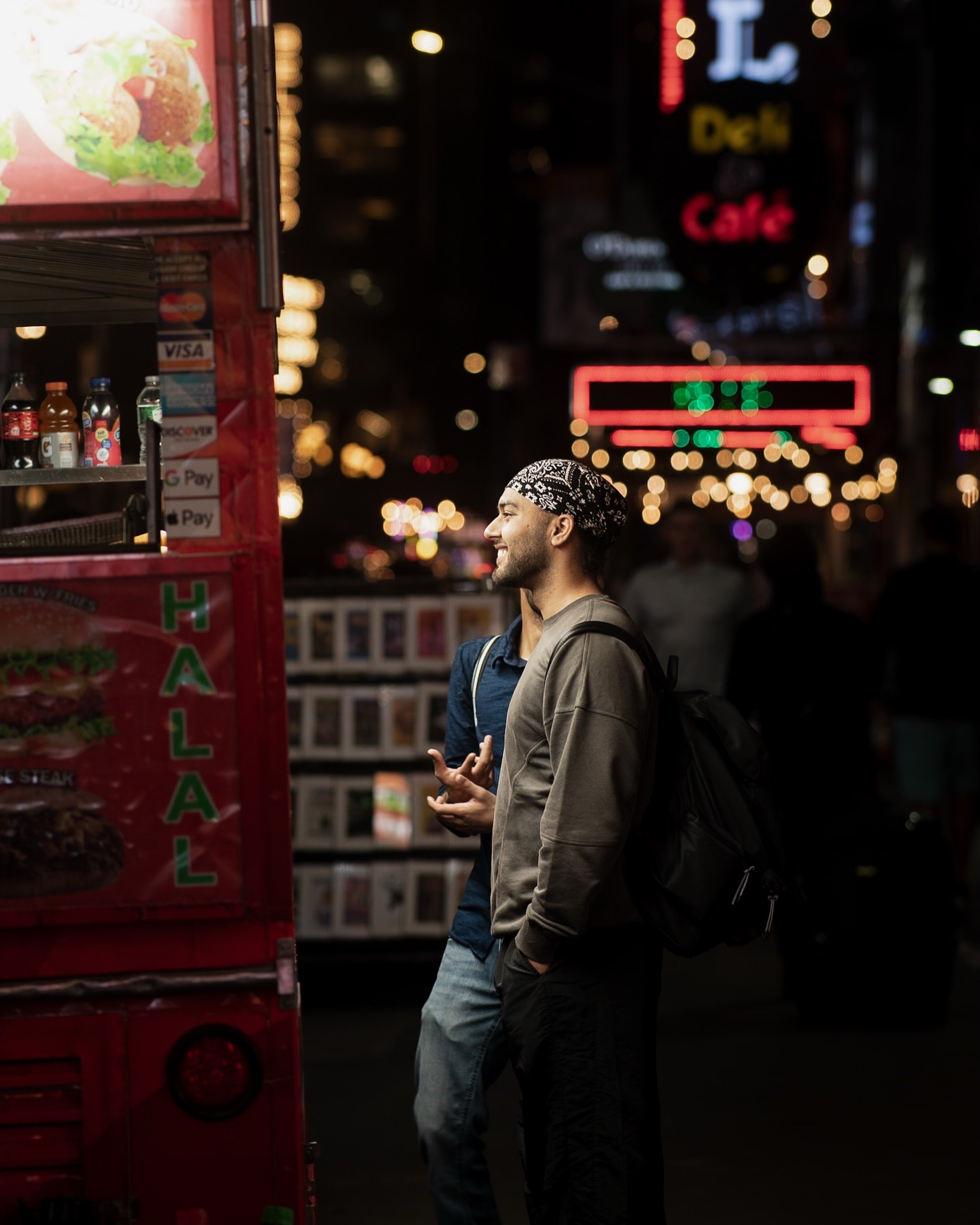 What makes you happy?
Getting food in your tummy!
&bull;
&bull;
📷 @sonyalpha A7Cii + @viltrox.eu 
&bull;
&bull;

#streetphotography
#cinematicphotography
#urbanphotography
#nycstreetphotography
#sonyalpha
