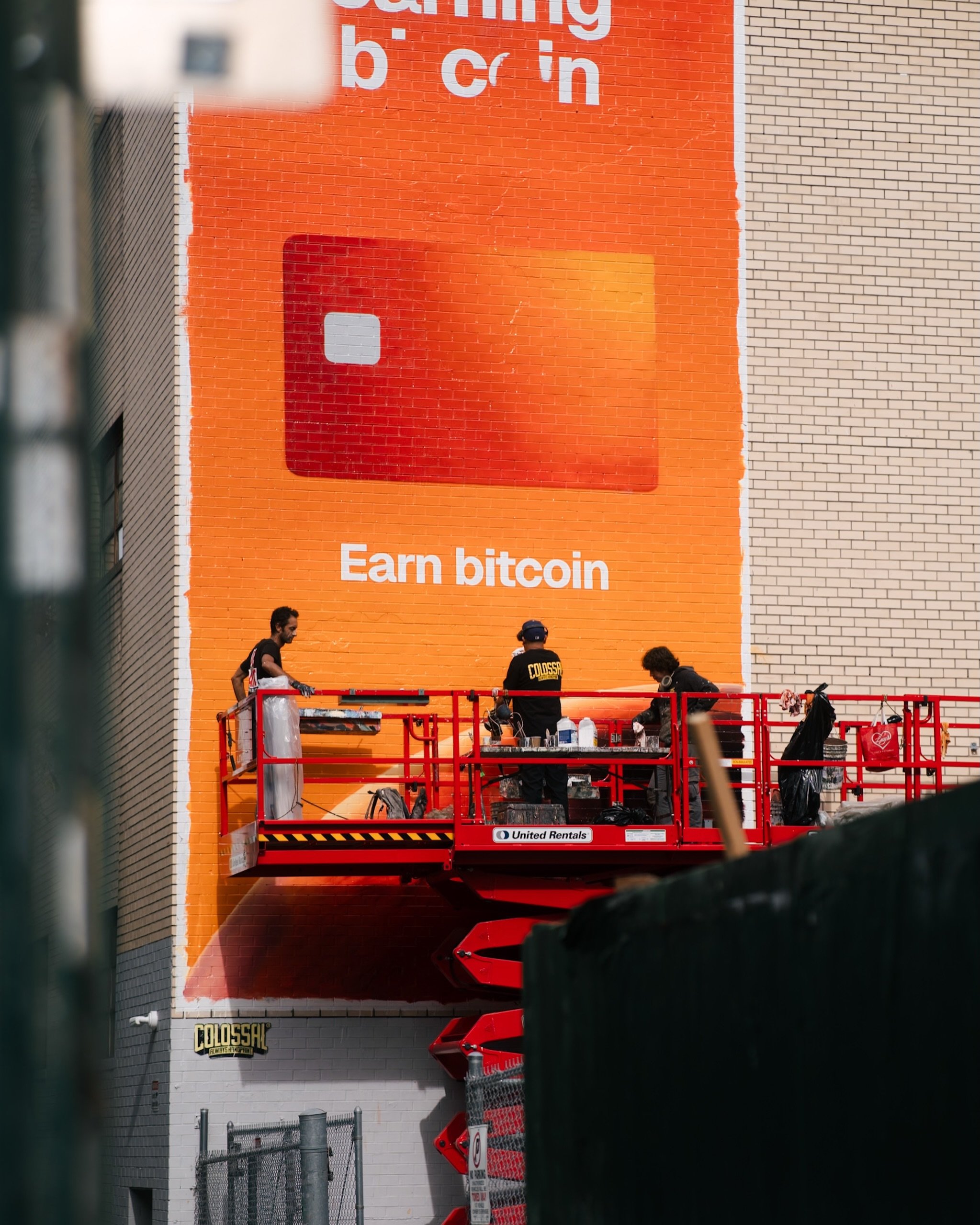 One fascinating thing in New York is the amount of mural painted ads. So much work but it gives a feeling that it&rsquo;s more than just advertising. This is a form of art that we all should bring back.
&bull;
&bull;
📷 @sonyalpha A7Cii + @samyangben