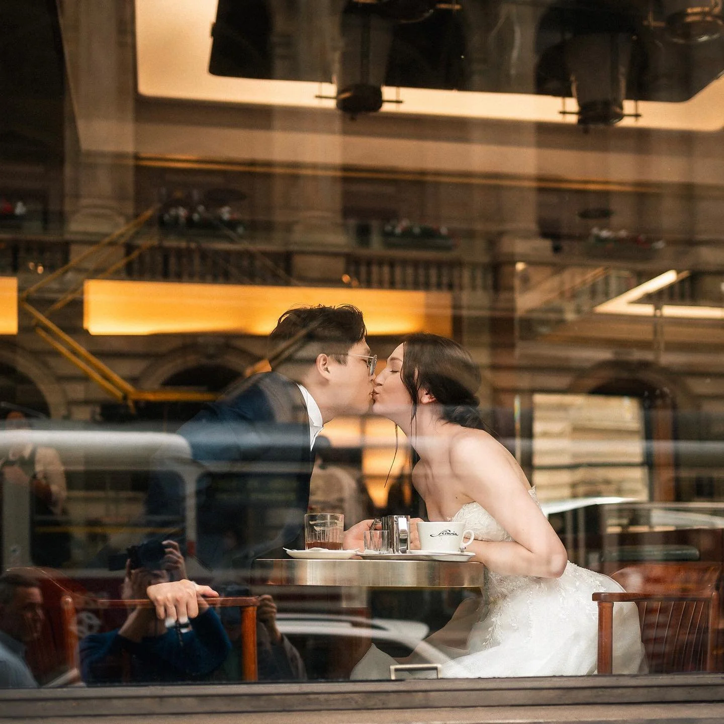 #프라하스냅김민작가 
☕️ 심플 카페샷 2컷 
사진작가(저)와 비디오그래퍼(아네타) 한 번 찾아보시길&hellip;.

☕️ 2 perspectives at the Cafe Slavia
See if you can find both the photographer (me) and the videographer (Aneta)

#프라하
#프라하스냅
#김민작가 
#프라하웨딩스냅
#국제커플
#비엔나스냅
#밀라노스냅
#드레스덴스냅
#소니알파
#소니a7m4