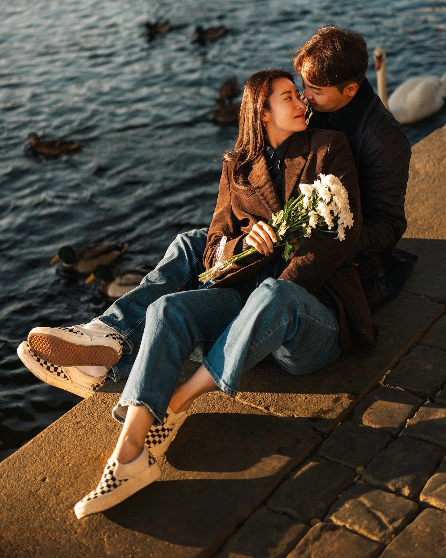 안녕 백조 🦢
너 참 우아하긴한데&hellip;약간 무섭다?

By the Vltava with swans &amp; ducks 🦢🦆 
Swans may look elegant but they can be quite intimidating! 

#프라하스냅김민작가 
#프라하
#프라하스냅
#프라하웨딩스냅
#김민작가 
#비엔나스냅
#밀라노스냅
#드레스덴스냅
#소니알파
#소니a7m4 

#prague
#praha
#pragueprewedding