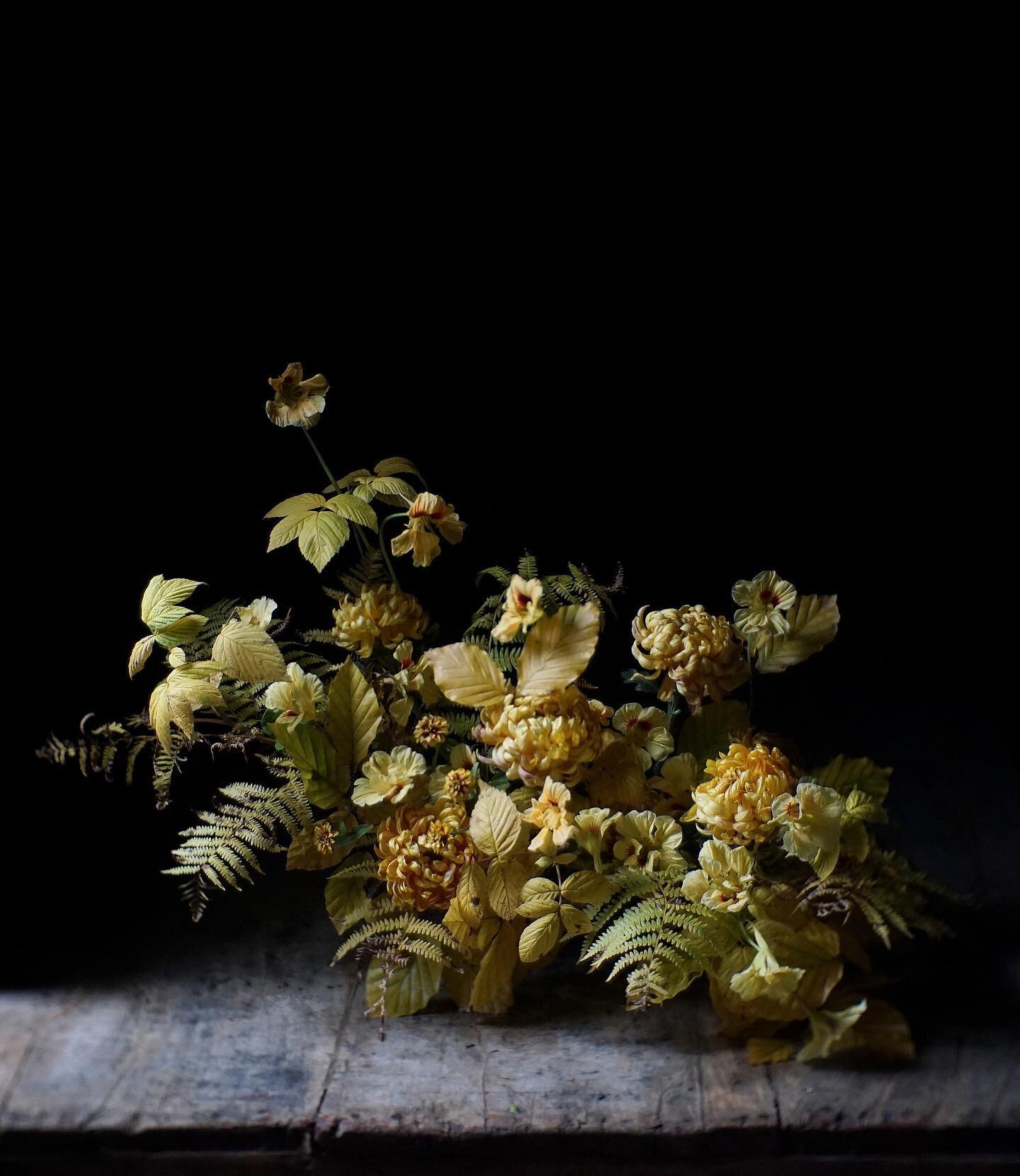 My floral art is always a reflection of the seasonal landscape... today&rsquo;s tabletop translation is world of beauty in glowing golds and vibrant yellows 🍂