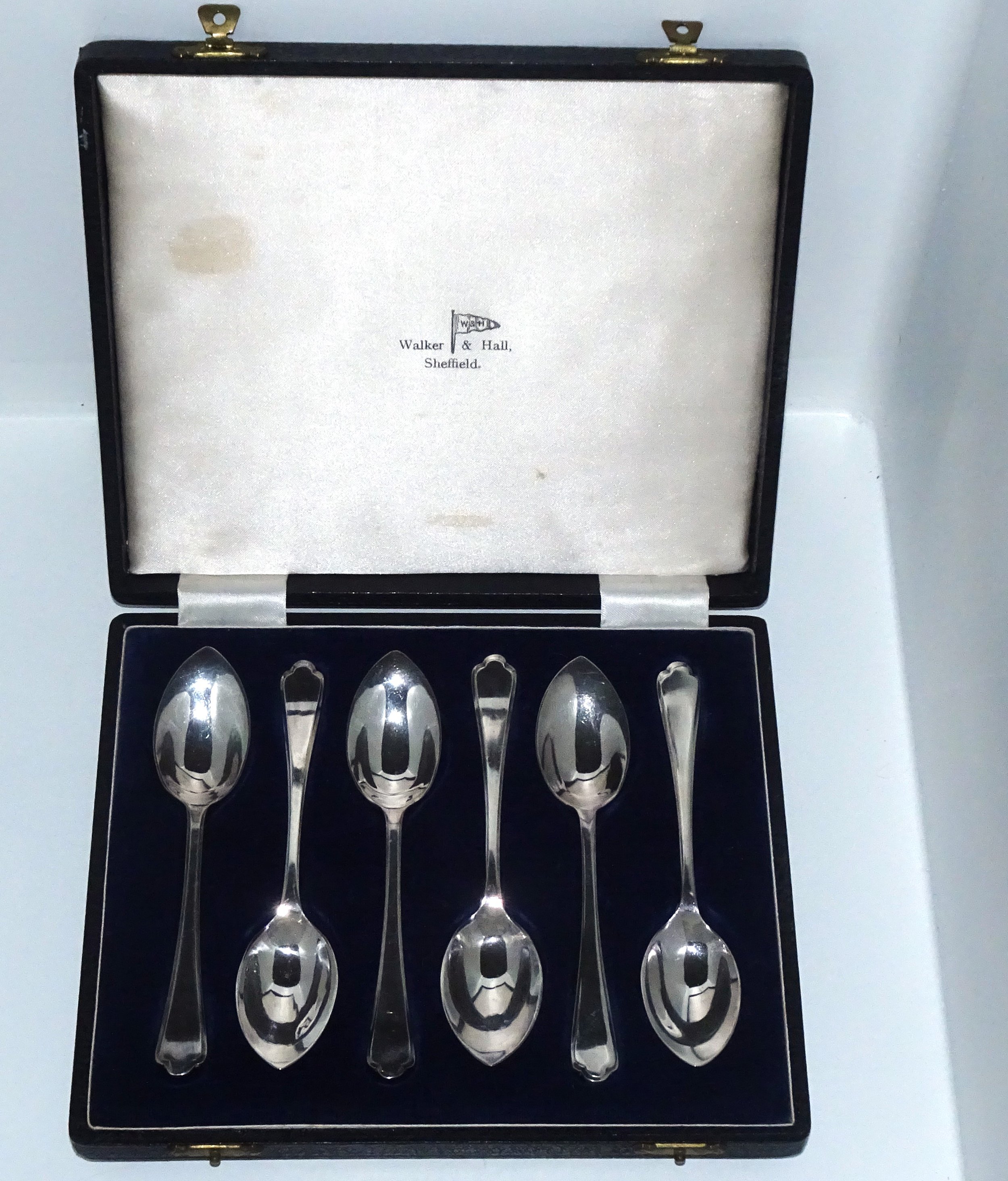 Cased set of 6 St. James Pattern Silver Plated Grapefruit Spoons by Walker & Hall Sheffield