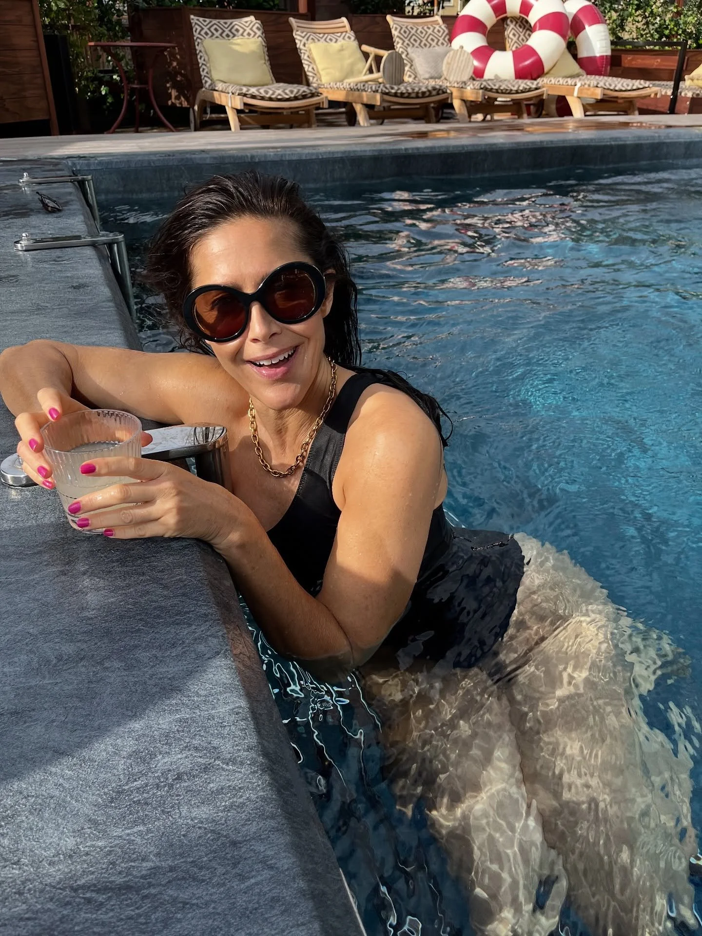 December. 
Underbar m&aring;nad p&aring; m&aring;nga s&auml;tt. Alla ljus, julpynt, snart &auml;r det ledigt, och snart &auml;r det dags att v&auml;nda blad mot ett nytt &aring;r.

Men ocks&aring; all planering, deadlines, stress, f&ouml;rv&auml;ntni