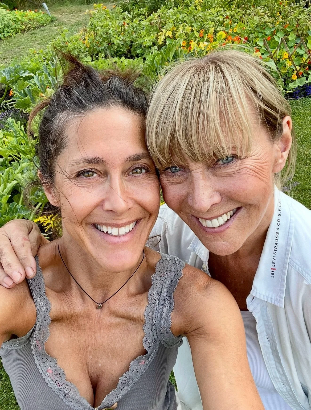 Vila i frid lilla mamma 🤍🕊️🤍🕊️🤍🕊️

Mamma somnade in hemma f&ouml;r n&aring;gra dagar sen, omringad av sin man, mig, min bror och mina d&ouml;ttrar. Precis som hon ville. Det var en fyra &aring;r l&aring;ng kamp mot cancern. 
Jag h&ouml;ll henne