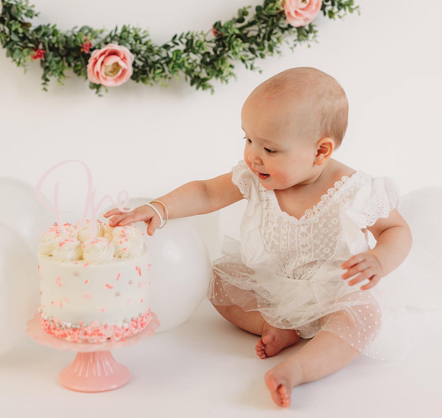 peyton is one! 🤍

📸 @21vinesphotography 
🎂 @lilbitesconfections 
1️⃣ @rusticfairindy for the cutest cake topper