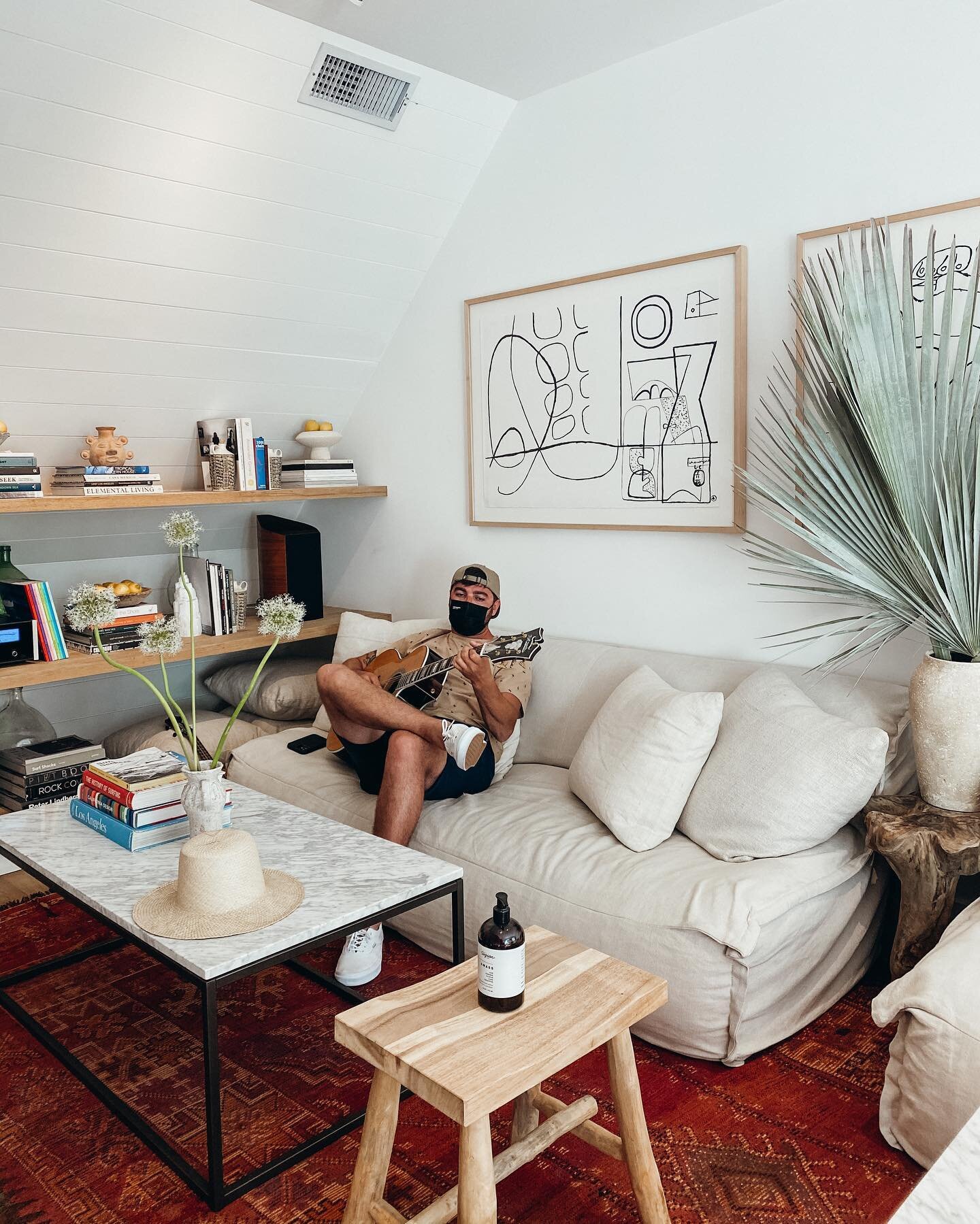 I love this guy 🖤 (also, hey @apple &mdash; we need an acoustic guitar emoji !!)