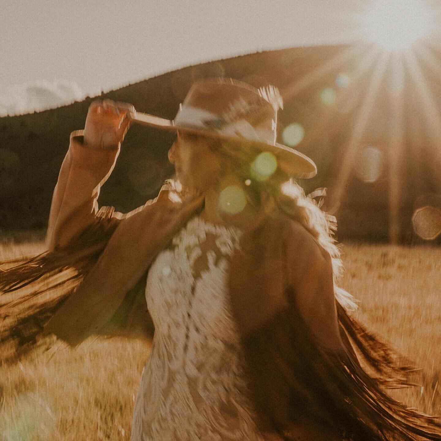 the light we got this evening was absolutely TOP TIER🌅
.
.
desert sunsets really are the best

#xputah #igutah #utahbrideandgroom ##utahframes #werutah
#onlyinutah #wanderingweddings #wildernesstones #utahillustrated
#outdoortones #folkscenery #your