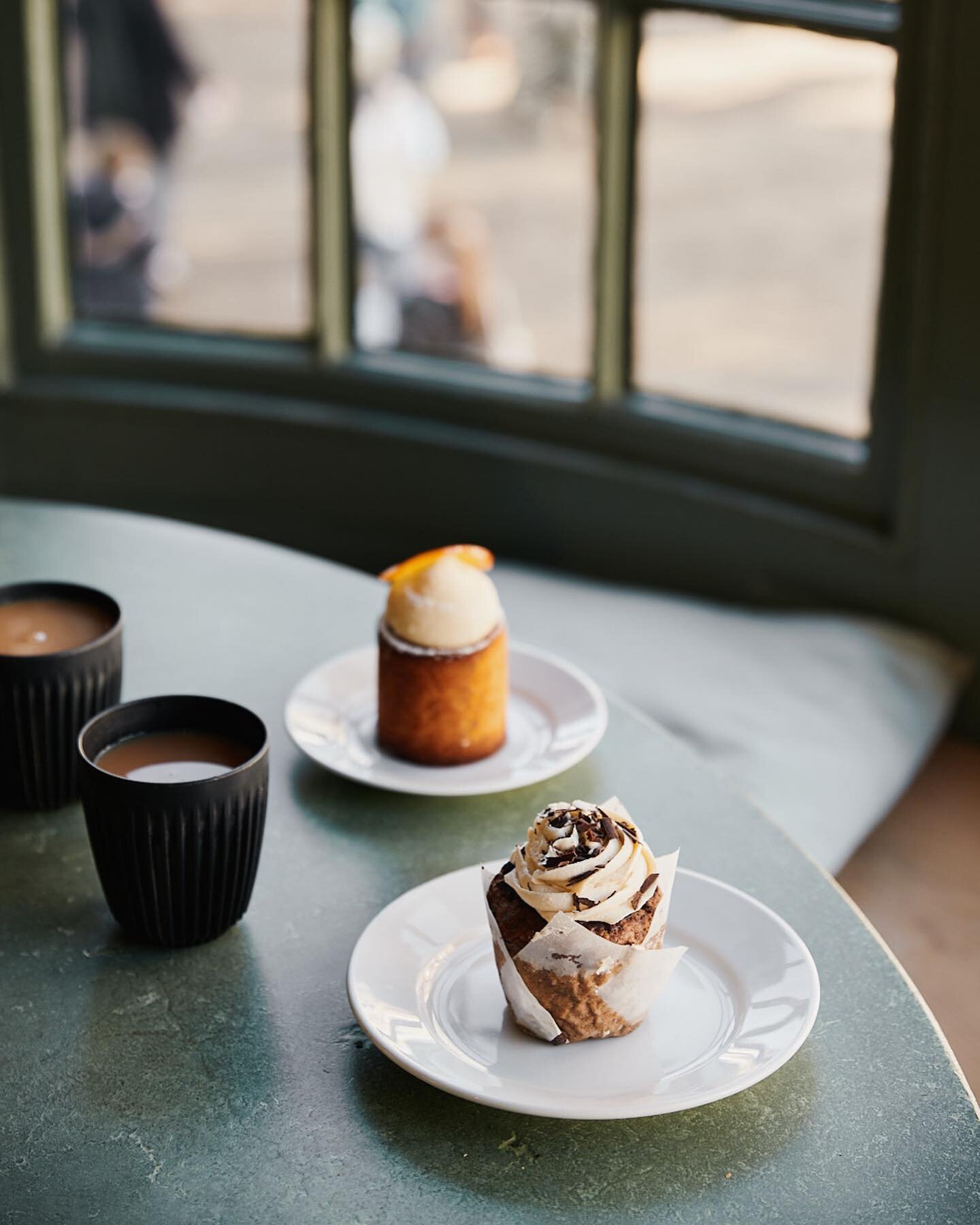 A lovely chilly morning with the @thewinchesterbakery team shooting bread, coffee and amazing cakes made by @the_street_bakeshop .☕️🧁🥐 I left with a very nice goody bag after this one! 🤤