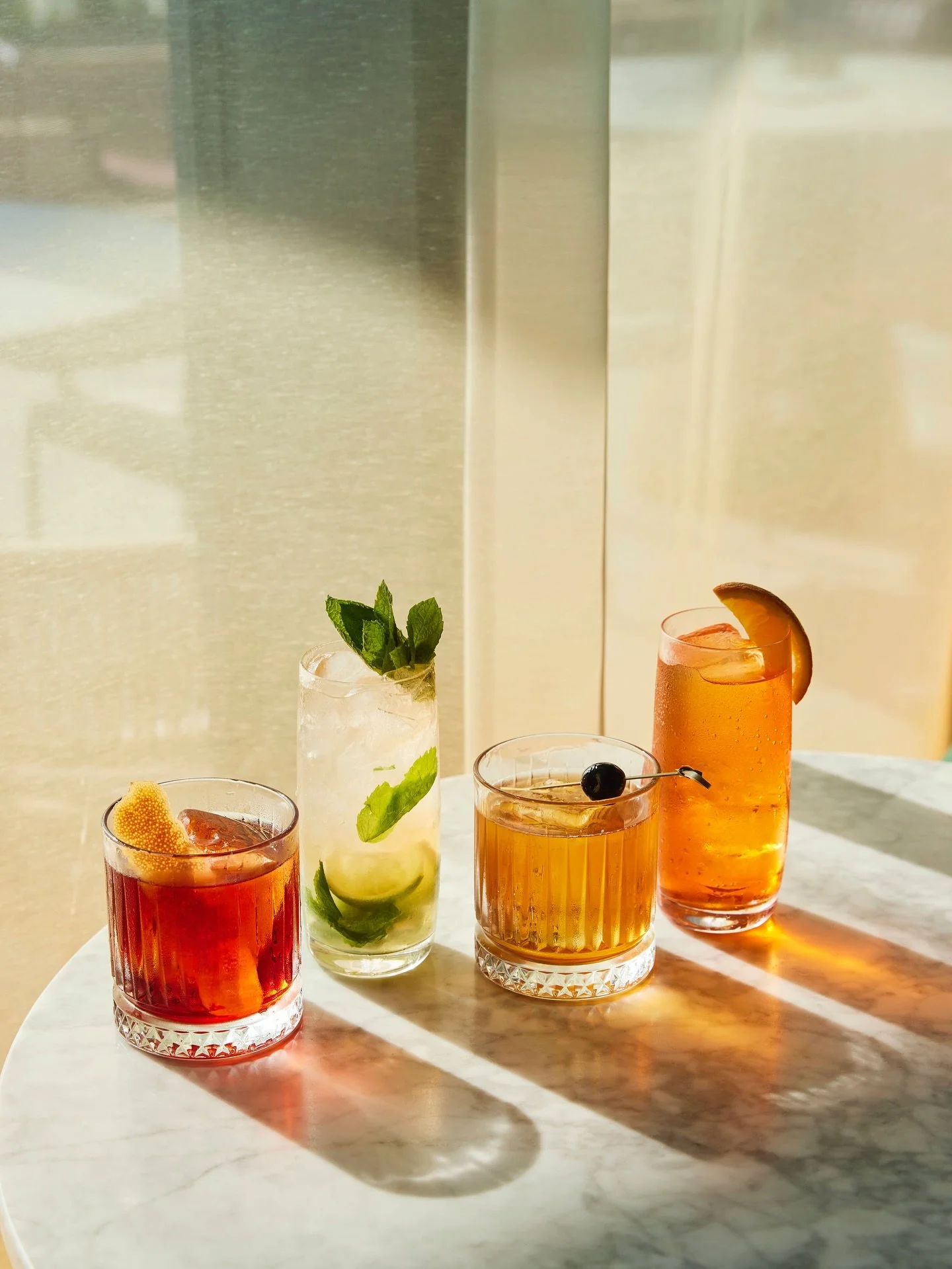 Bringing the sunshine back with some of my favourite images from shooting with @thesocialhub.rome earlier this year 🌞 🍸 
Team @dredasilva_ @esther_highfive ✨🙏🏻
#travelphotographer #travelphotography #foodphotography #hotelphotography #cornwallp