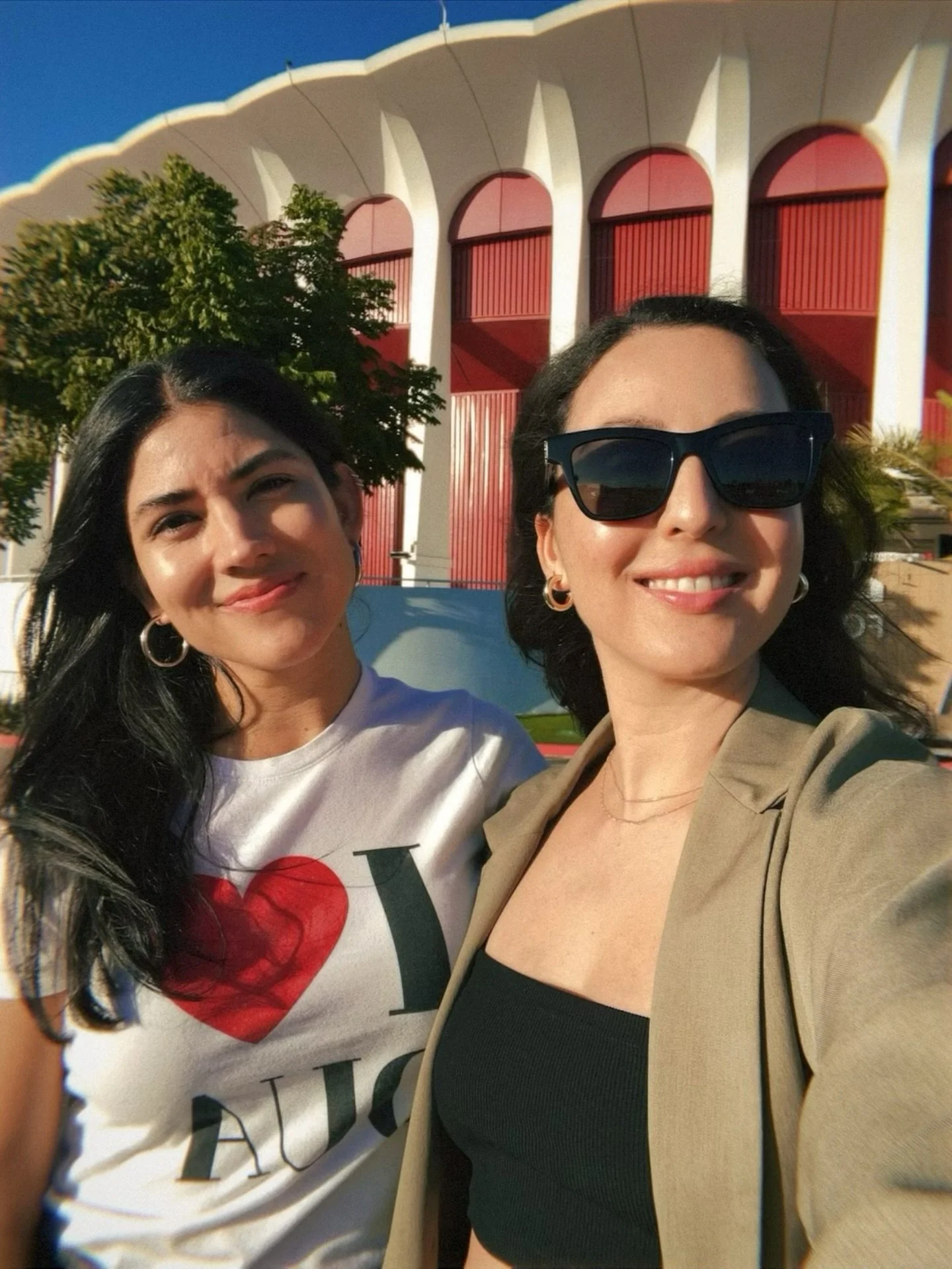 Yes, it&rsquo;s true. I took a selfie with Dua Lipa 💕 Swipe to see the proof.