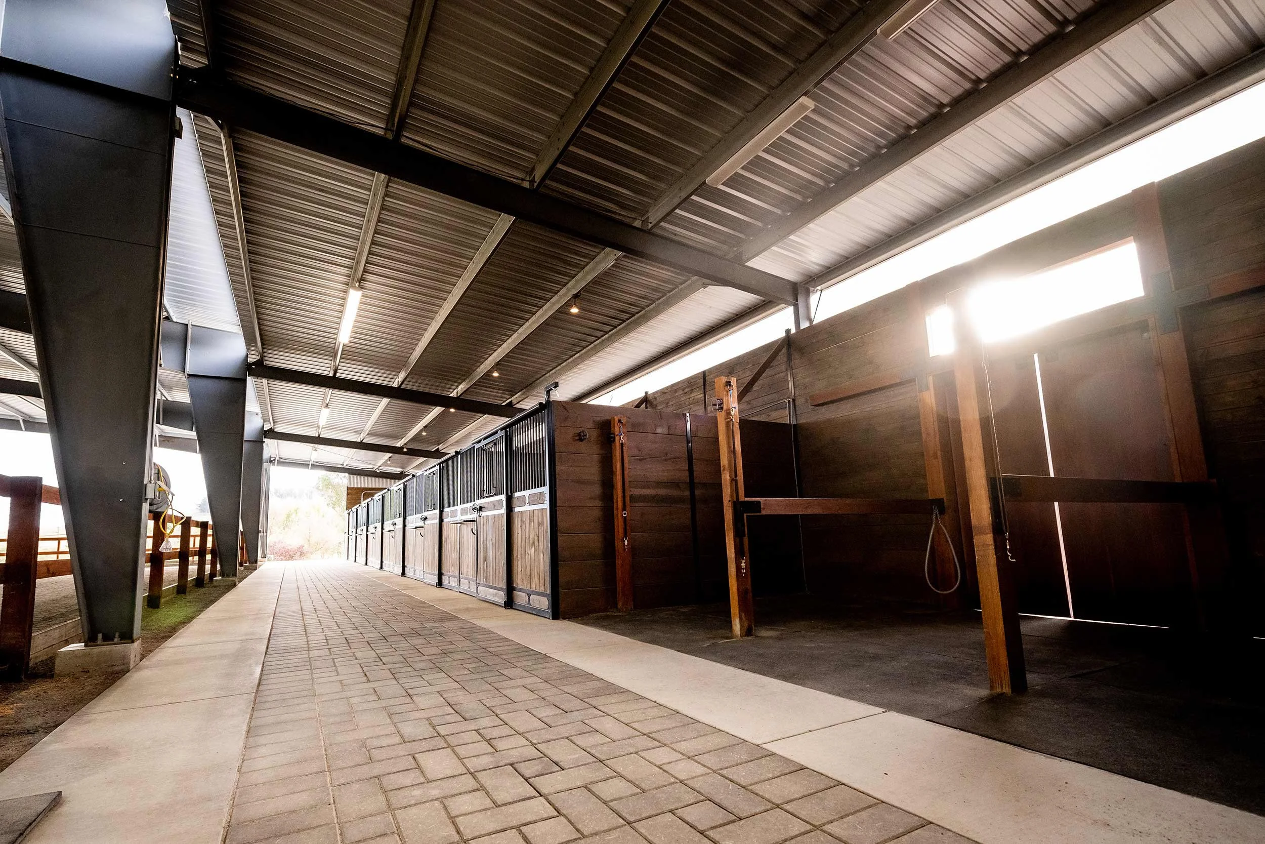 Three grooming stalls with cross-ties