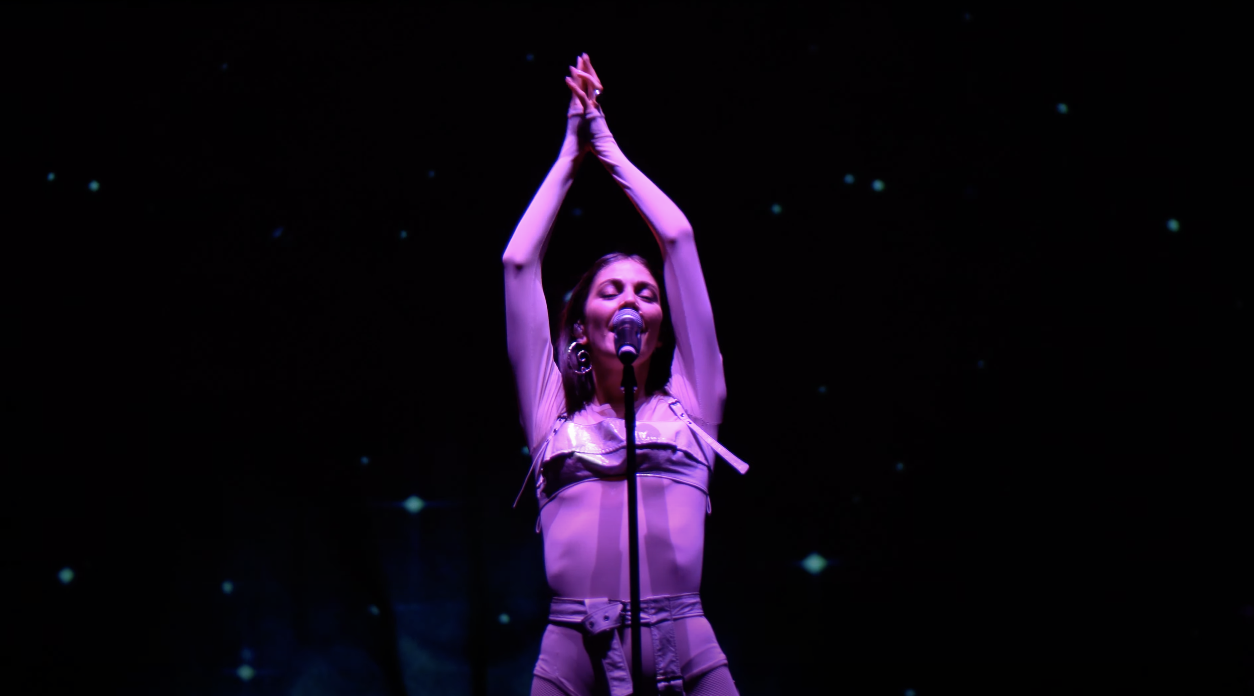 Caroline Polachek preforming Breathless at Ladyland