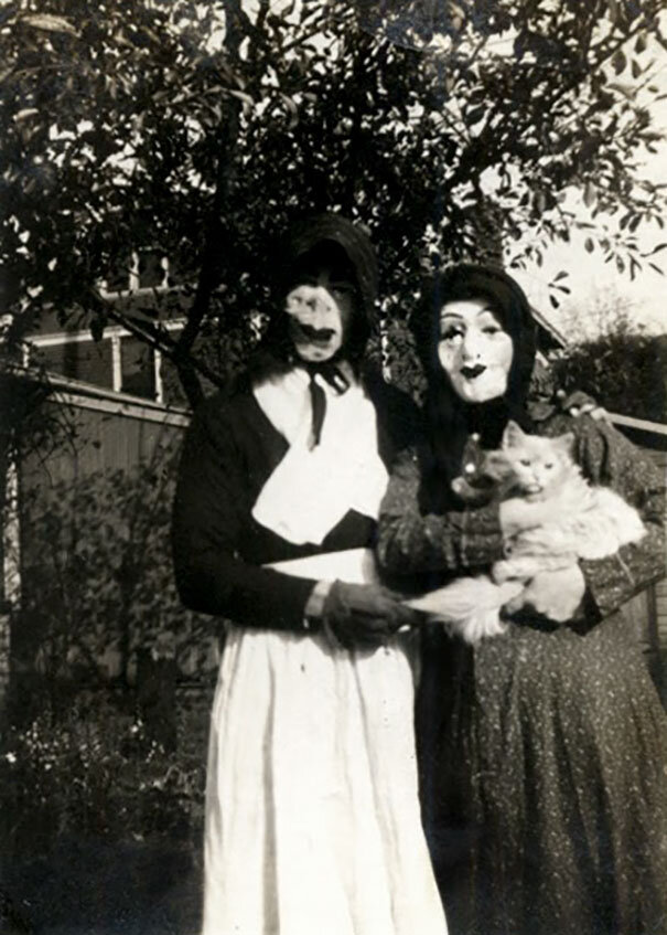 scary-vintage-halloween-creepy-costumes-19-57f6495f9786c__605.jpg