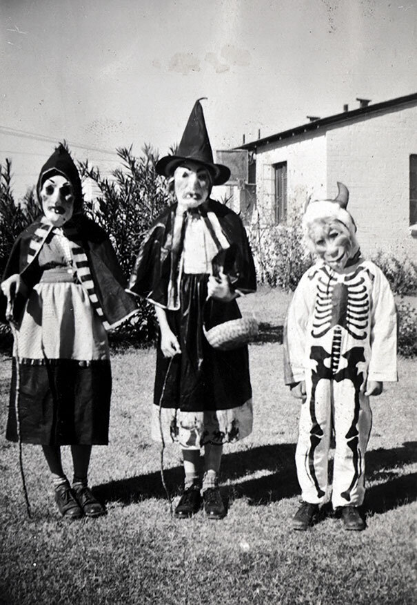 scary-vintage-halloween-creepy-costumes-36-57f65ce2a6aa8__605.jpg