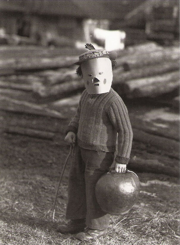 scary-vintage-halloween-creepy-costumes-43-57f6615593cba__605.jpg