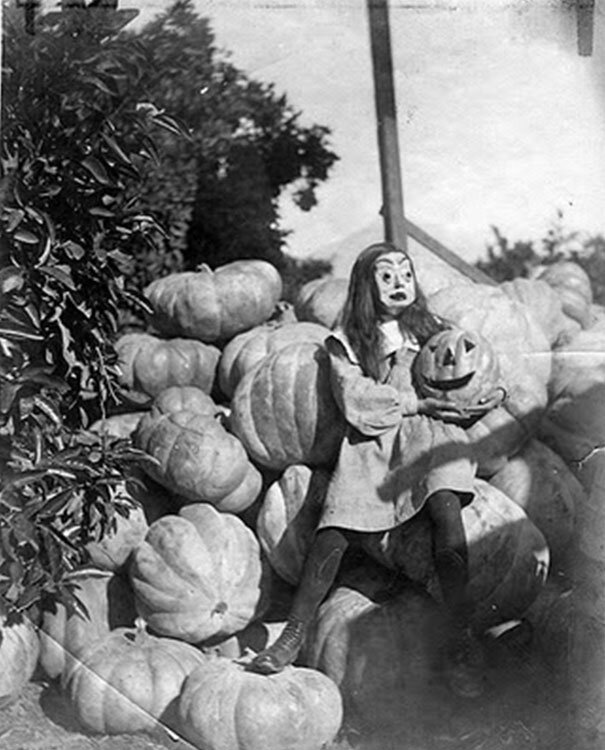 scary-vintage-halloween-creepy-costumes-113-57fc8e4207808__605.jpg