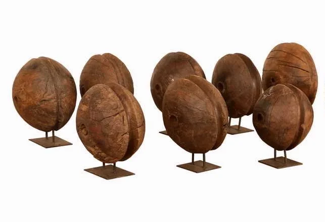 BOLA DE MADERA CON BASE DE METAL 39X15X46CM.