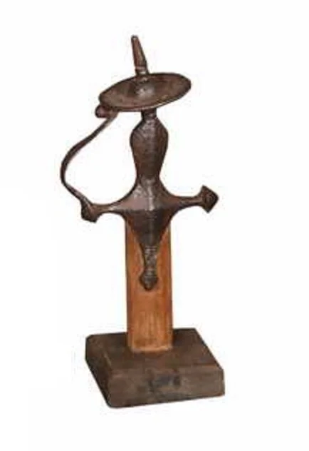 CANDELABRO DE MADERA 9X9X28CM.