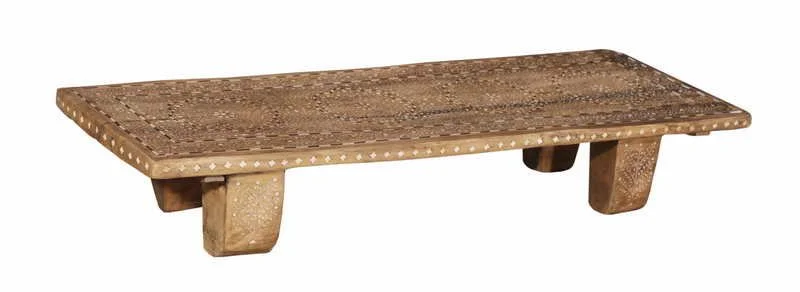 MESA DE MADERA CON INCRUSTACION DE HUESO 171X56X29CM.