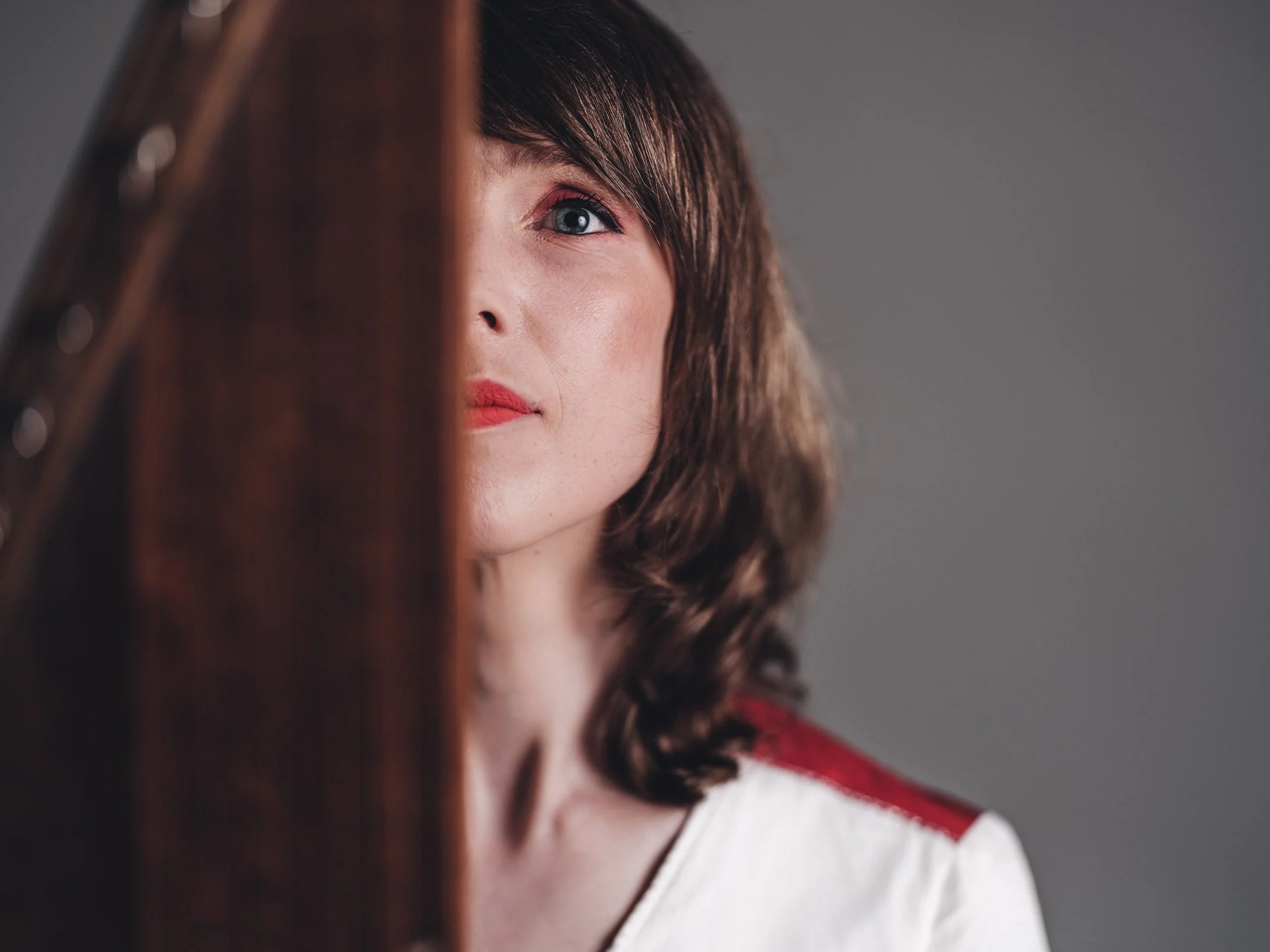 Close up with arctic folkpop artist Mirja Palo and her Saarijärven Kantele. Photo by: Carl-Johan Utsi