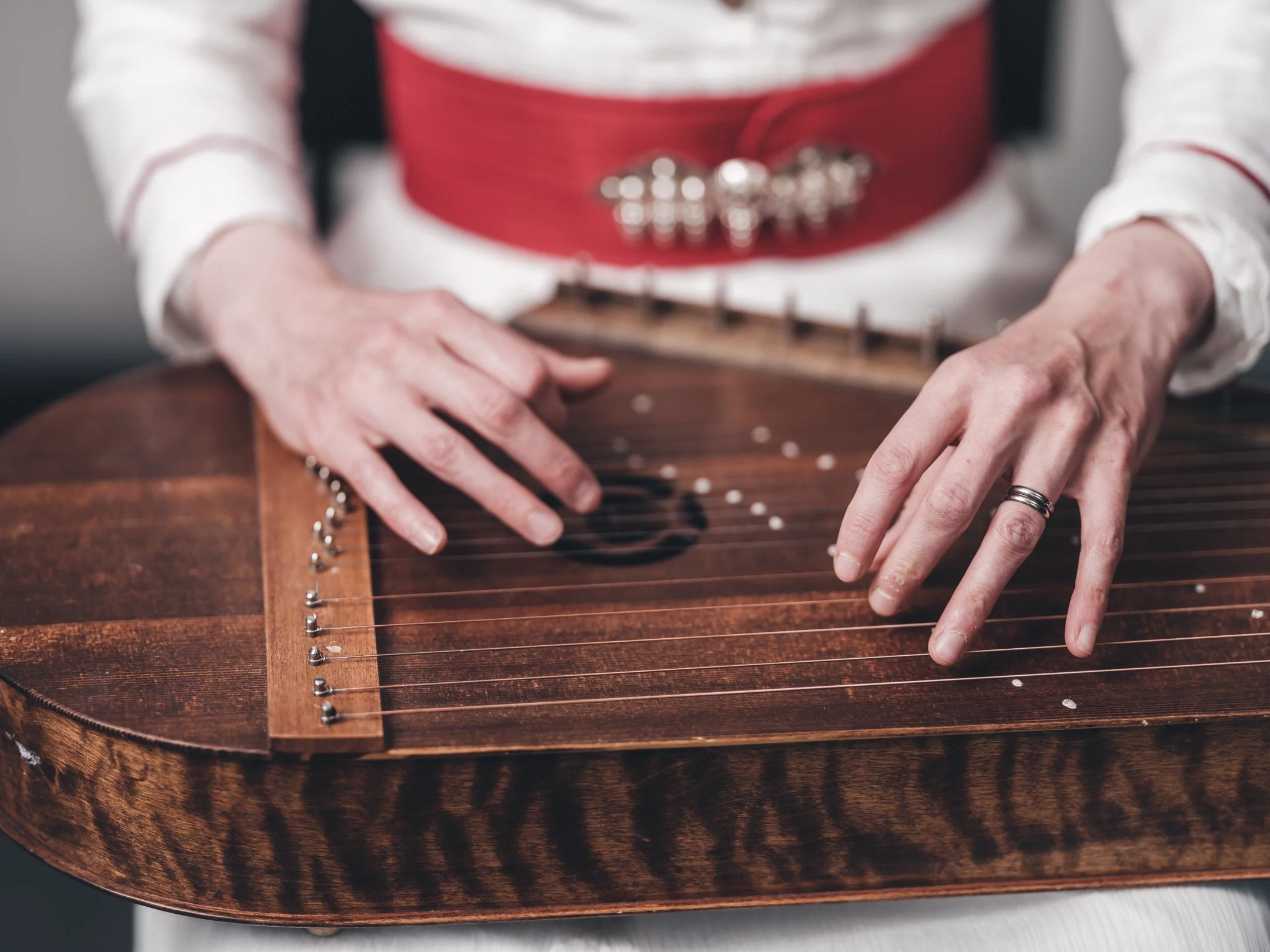 Close up on the hand of arctiv folk pop artist Mirja Palo playing Saarijärven Kantele. Photo by: Carl-Johan Utsi