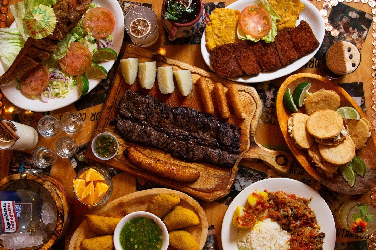 Con quien vas a compartir esta comida DELICIOSA? 🇨🇴😏 Who are you sharing this with?!