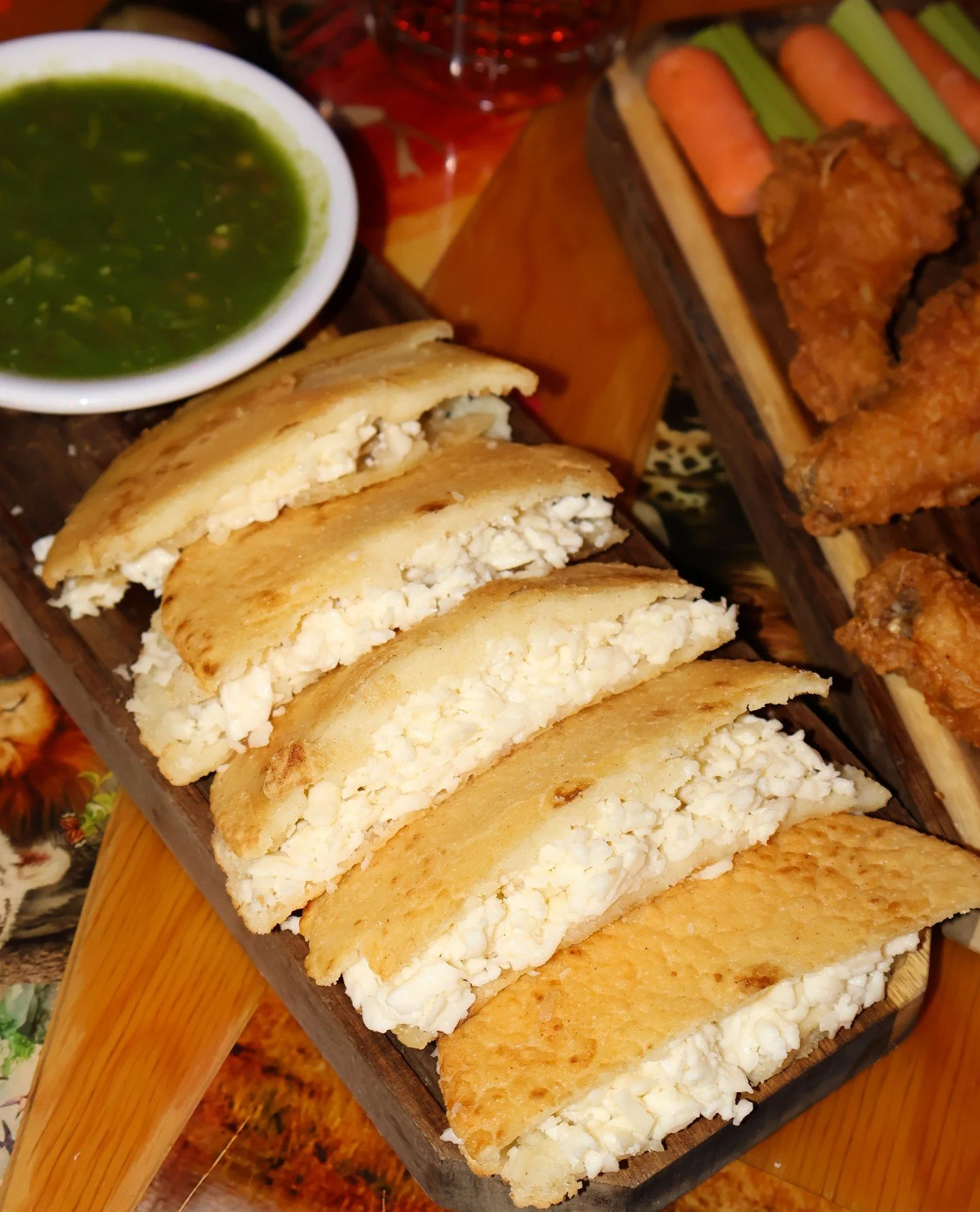 &iquest;Sab&iacute;an que las arepas ayudan a que el fin de semana se sienta m&aacute;s largo? 😏 ⁠
⁠
&iexcl;Estaremos abiertos el domingo de Pascua para celebrar con todos ustedes! Nos vemos ma&ntilde;ana 🐰