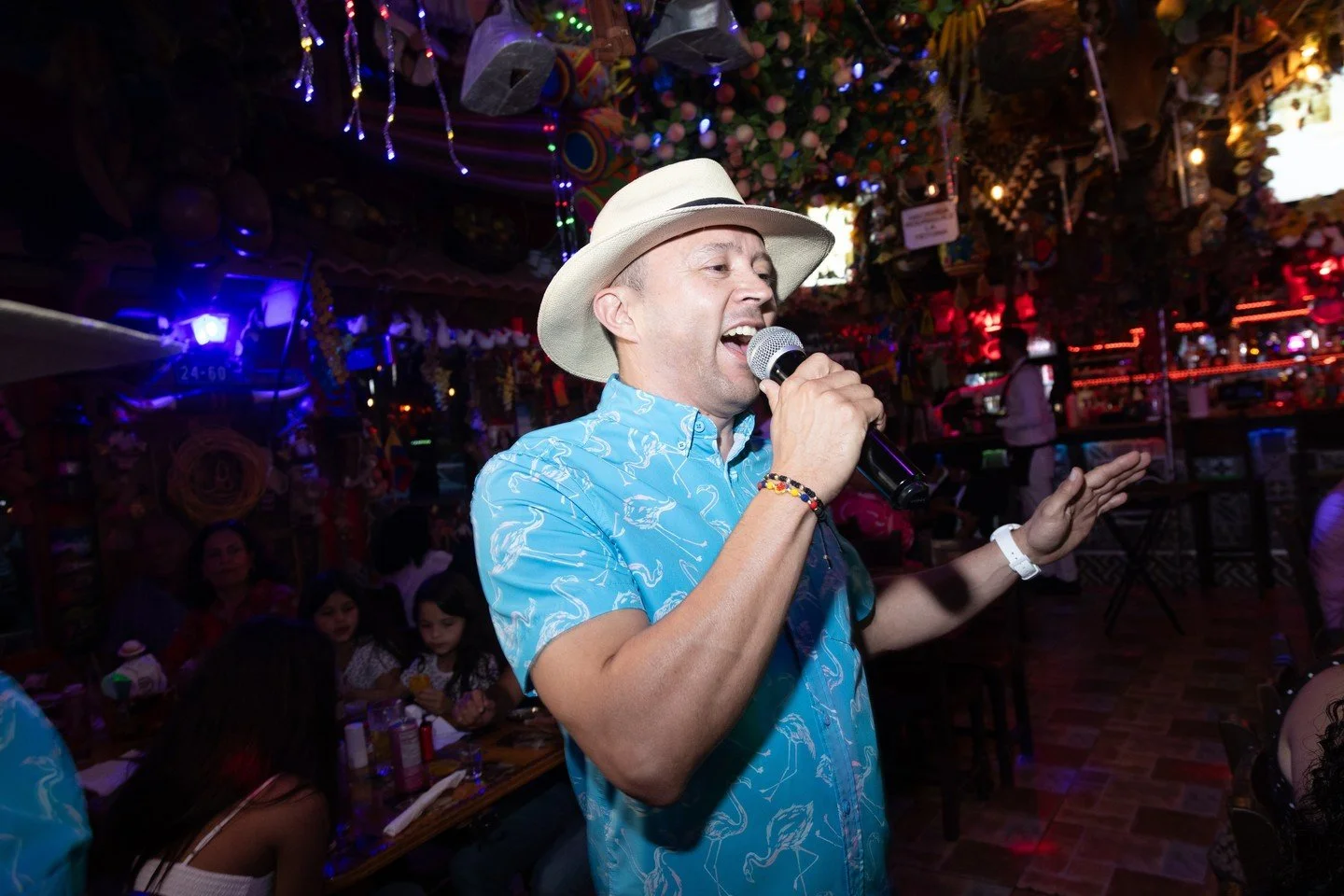&iexcl;As&iacute; nos sentimos cuando empiezan @trovadortachuela agarran los micr&oacute;fonos cada fin de semana en Pueblito Viejo! 🎤 Ven a celebrar tu cumplea&ntilde;o, divorcio, graduaci&oacute;n, bachelorette, lo que sea aqui en Pueblito Viejo M