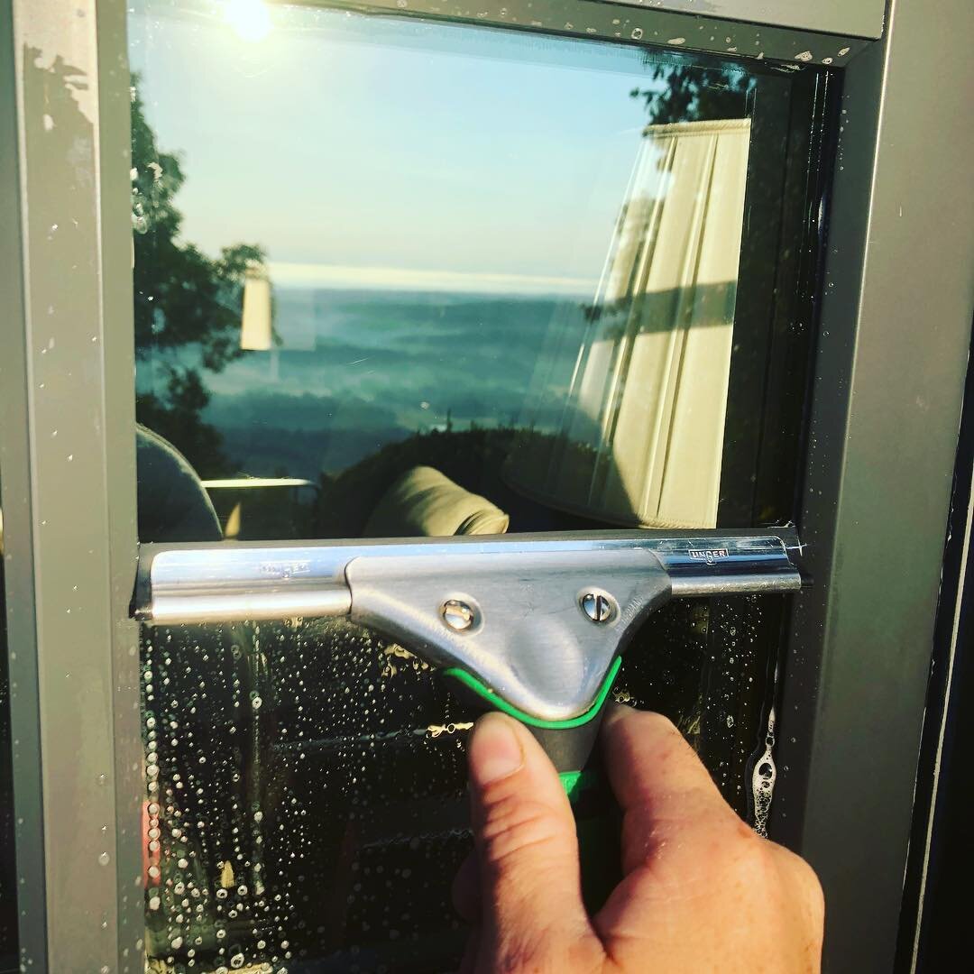 We pay attention to each and every pane.
.
.
.
.
#cruxwindows #smallbusinesschattanooga #lookoutmountain #signalmountain #chattanooga #windowcleaning