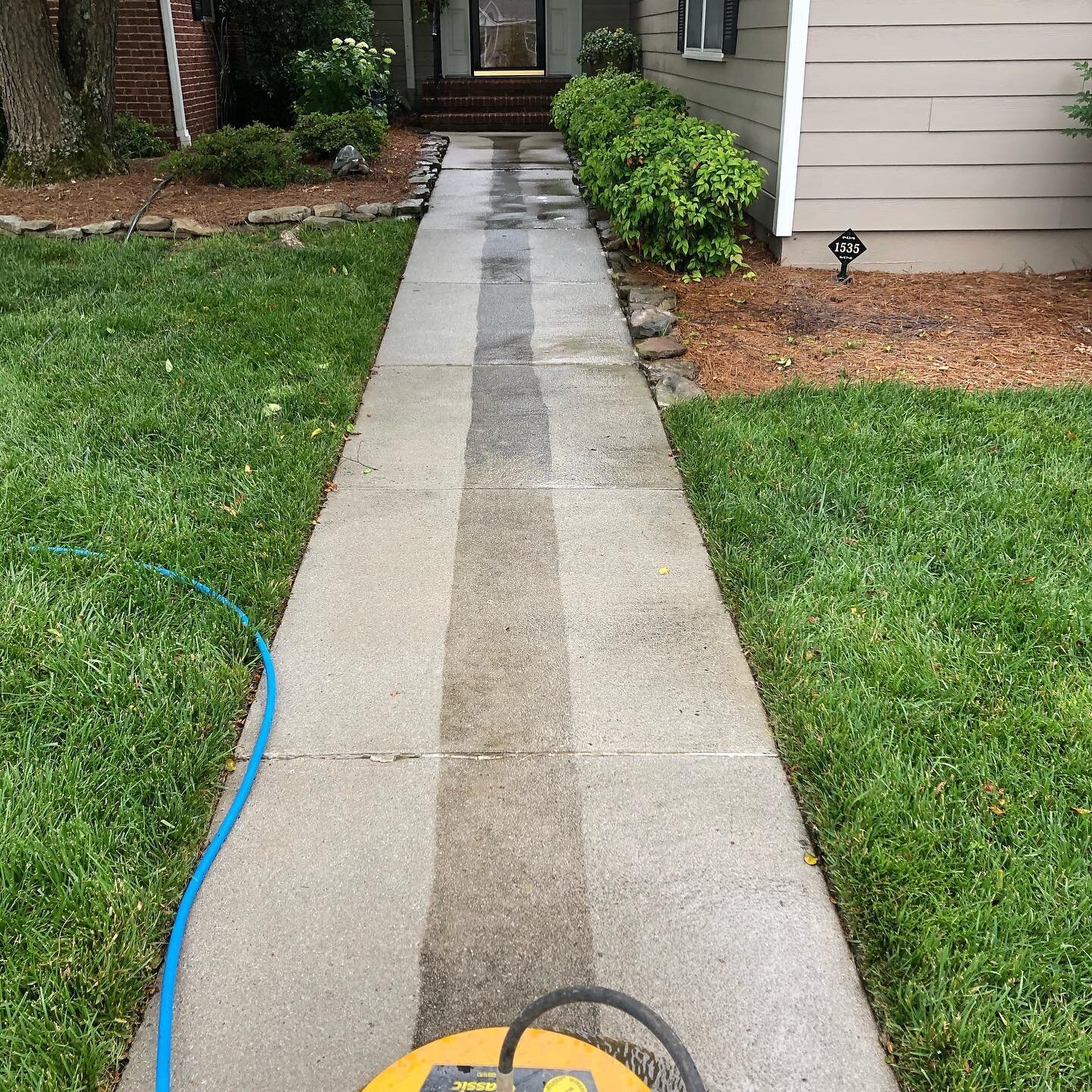 It was a beautiful day to be cleaning! Let us know what we can do for your home. Whether it be window cleaning, house washing, or pressure washing we have the solution for you! Call today for a free estimate. (423)-497-6055
.
.
. 
#chattanooga #chatt
