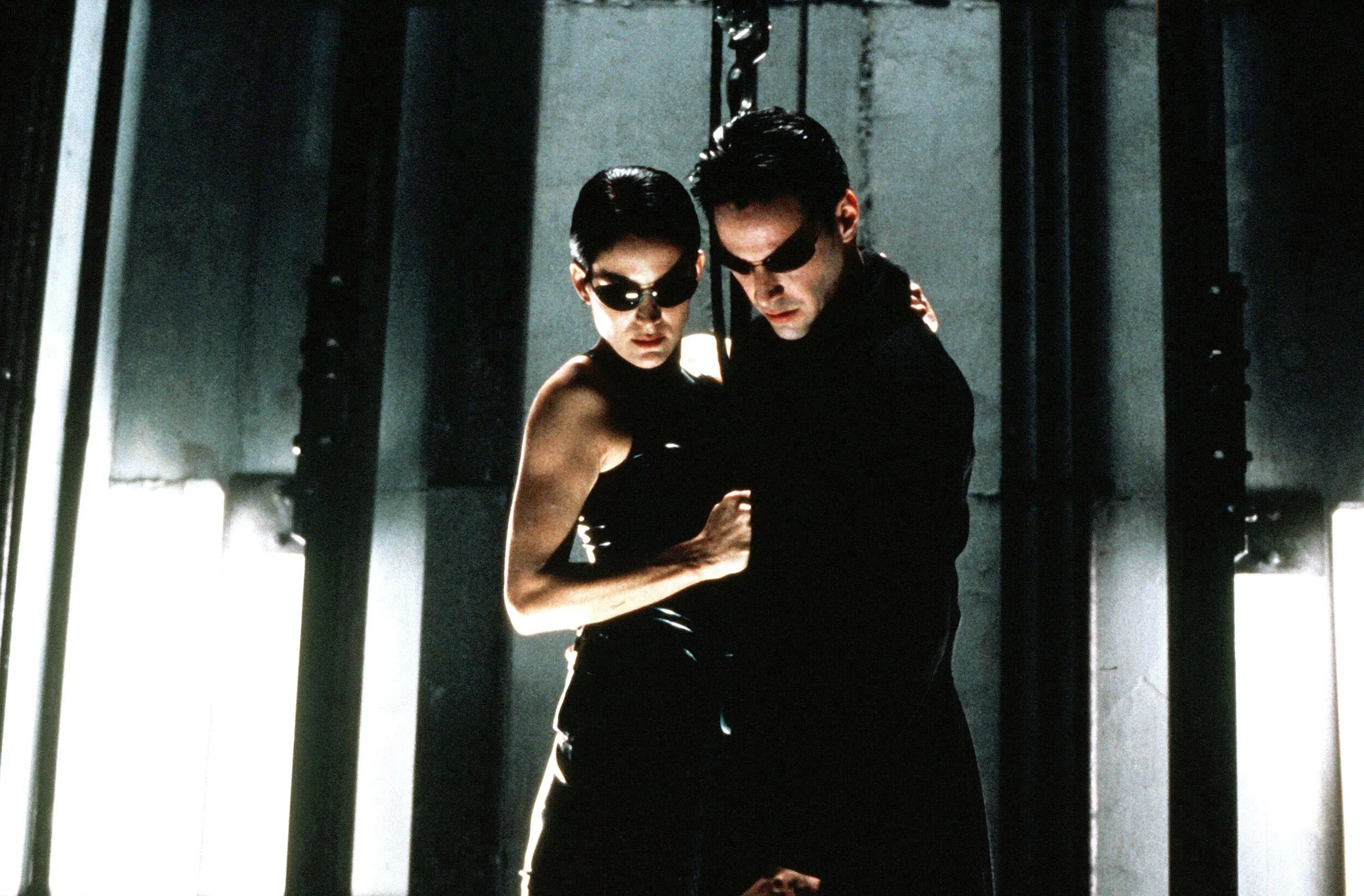 carrie-anne-moss-keanu-reeves-the-matrix-1582106351.jpg