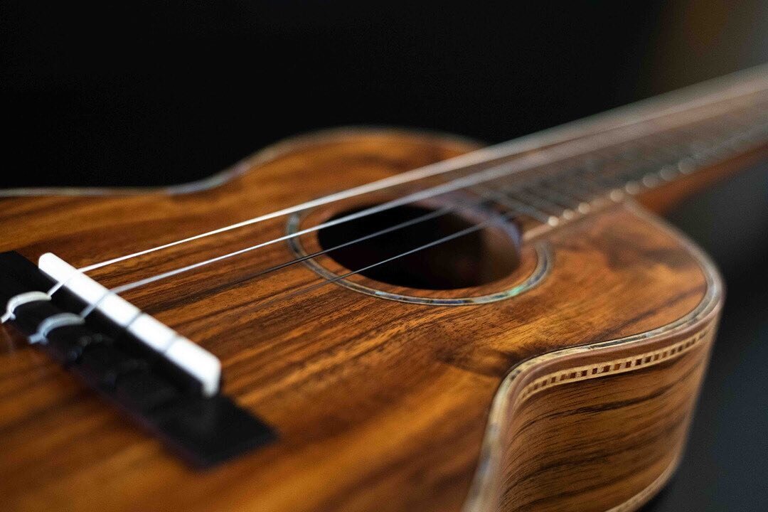 All about those details 😍🙌🏽🎶
⠀⠀⠀⠀⠀⠀⠀⠀⠀
⠀⠀⠀⠀⠀⠀⠀⠀⠀
Photo of one of our All Koa Ukuleles with Abalone Shell Inlay 🤙🏾 Tag us in your Mele photos for a chance to be featured! We&rsquo;d love to see! 
⠀⠀⠀⠀⠀⠀⠀⠀⠀
#MeleUkulele #MeleNoKaOi #Ukulele #Uku 