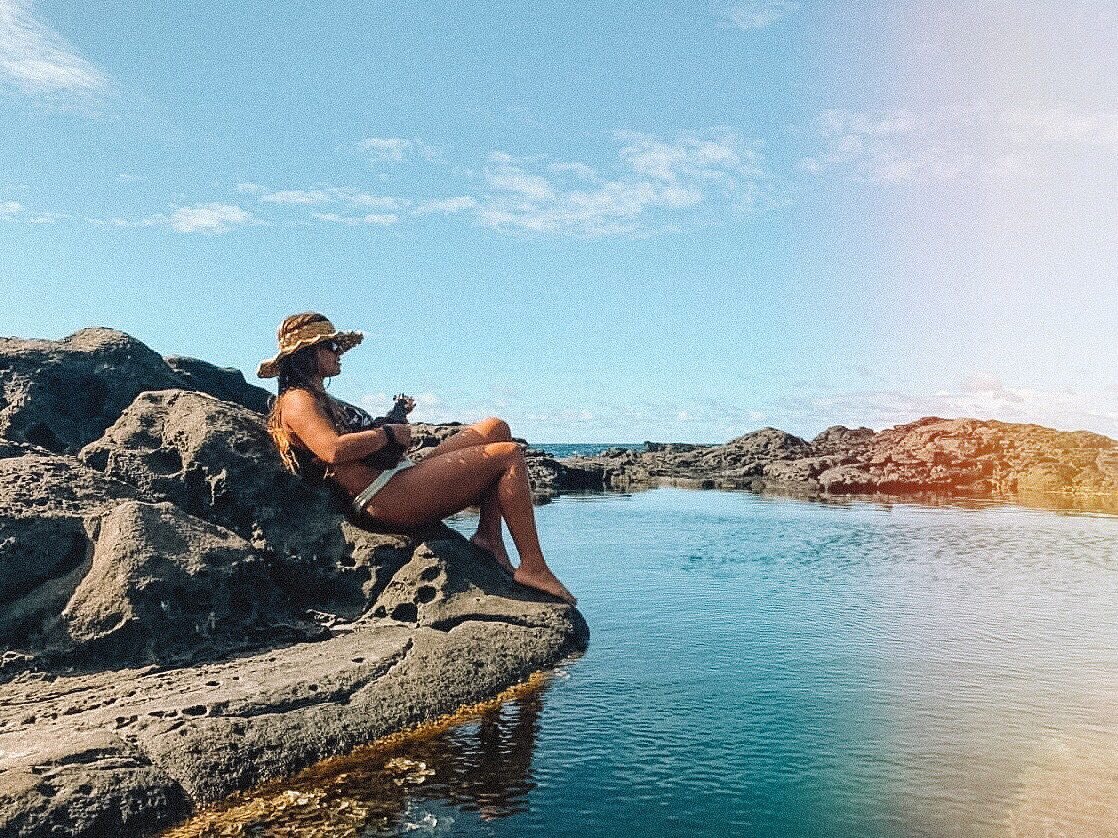 #WeekendVibes 🤙🏾 From mountain to sea, the #ukulele is an essential #adventure item 🎶 The soprano, especially, is portable and lightweight, making it the ideal #travel companion 🌊 photo by @nicolebynature_ #MeleNoKaOi #MauiNoKaOi #BikiniLife #Oce