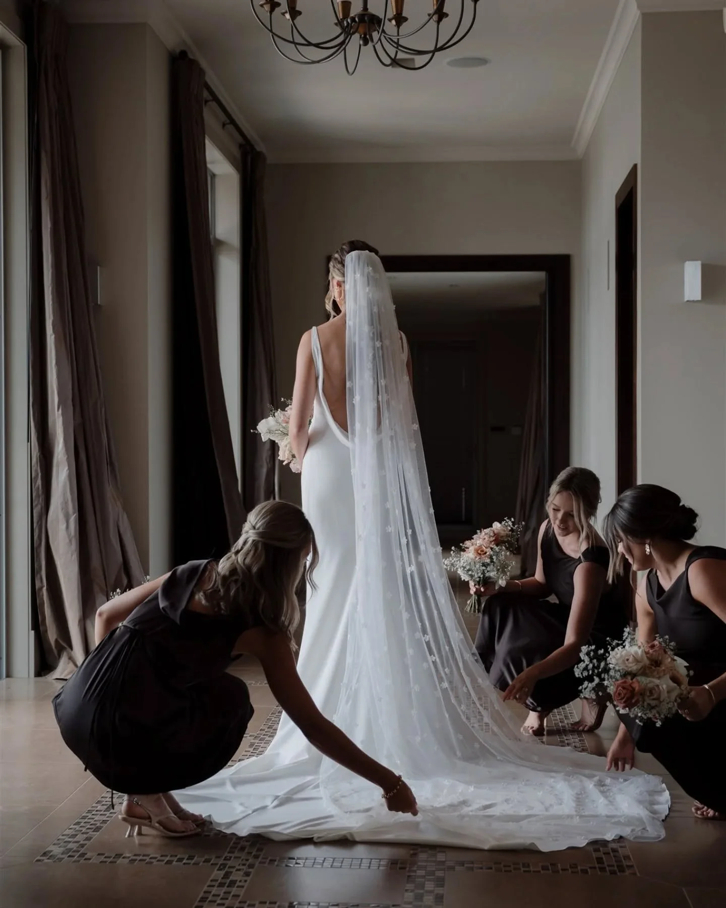 When the getting ready location has the perfect hallway to make the bride shine 😍👰🏼&zwj;♀️👌