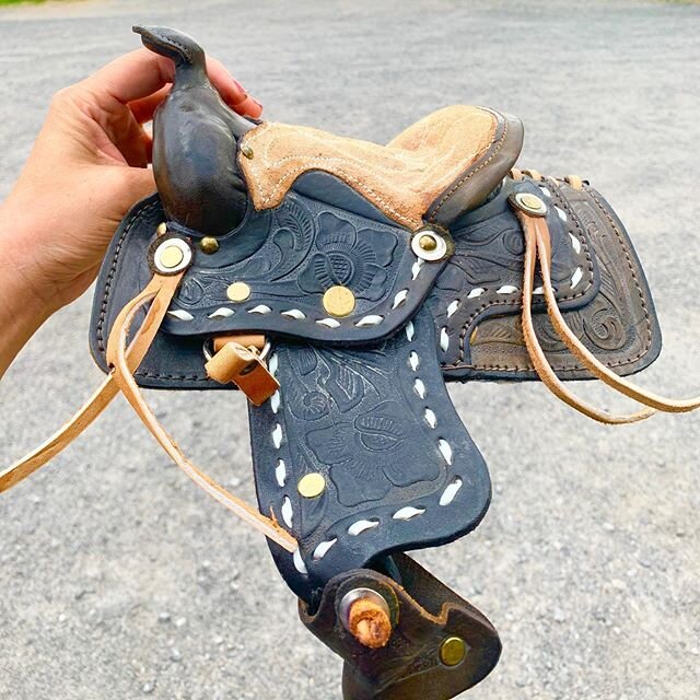 A special little barn warming present from @honcoop_rfx How adorable is this mini sized western saddle 🤩💕