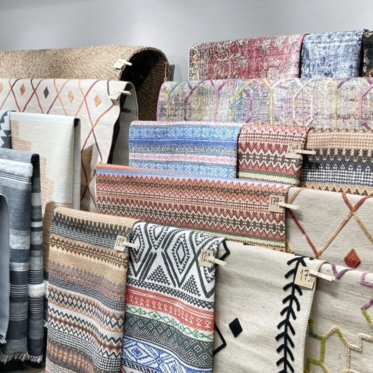 Aina sisustussuunnittelu ei ole pelkk&auml;&auml; v&auml;rien tai huonekalujen etsimist&auml; vaan se voi olla jotain muutakin. T&auml;ss&auml; suunnittelin Sein&auml;joelle avattuun @lempilifestyle myym&auml;l&auml;&auml;n mattotelineen mihin saa mo